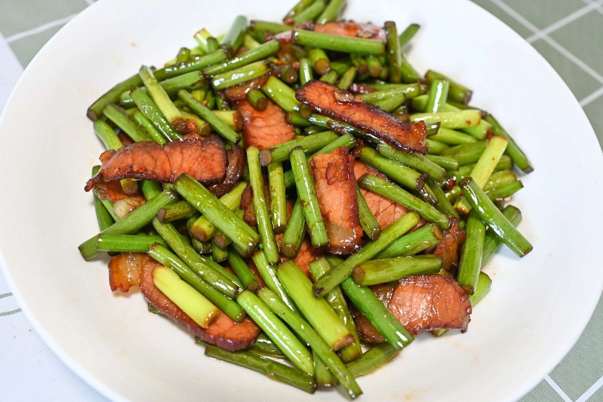 家常菜～蒜苔炒腊肉 小时候妈妈总用蒜苔炒猪肉,后来发现蒜苔炒腊肉才