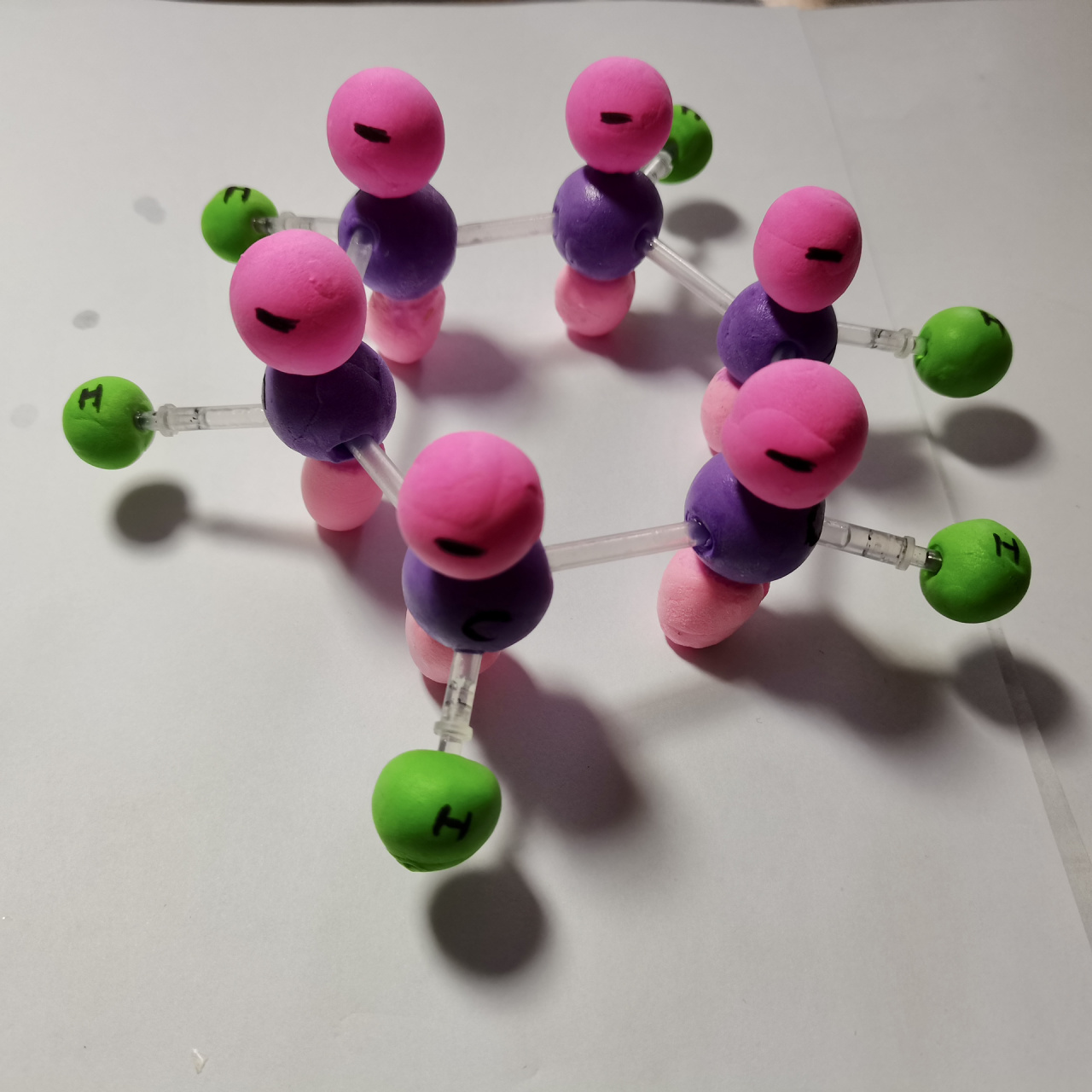 苯分子结构模型 苯分子结构是一个平面六元环,每个键角120度,因此每个