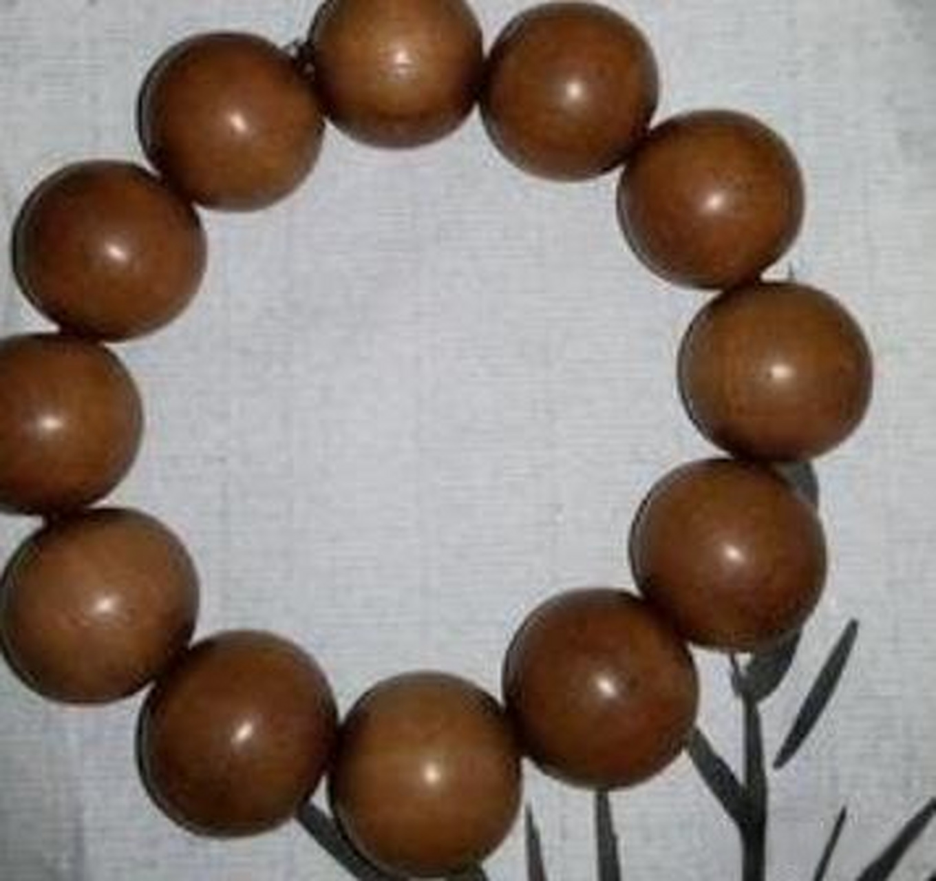 以下是黄杨木的一些珍贵之处: 历史悠久:黄杨木在中国有着悠久的历史