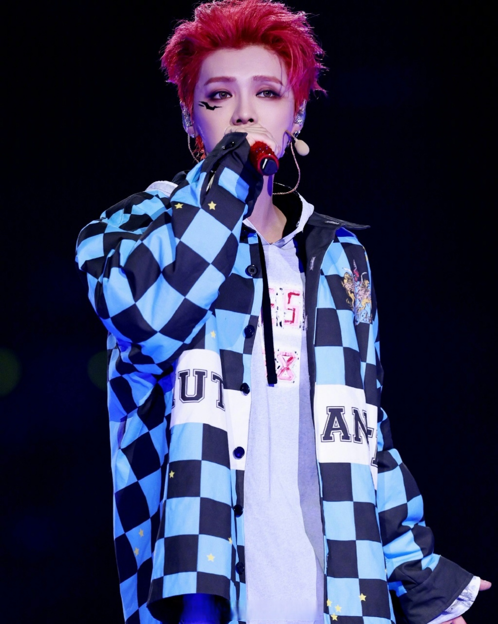 解析明星# #鹿晗# #鹿晗三巡演唱会# 鹿晗红发造型杀伤力真的太大!