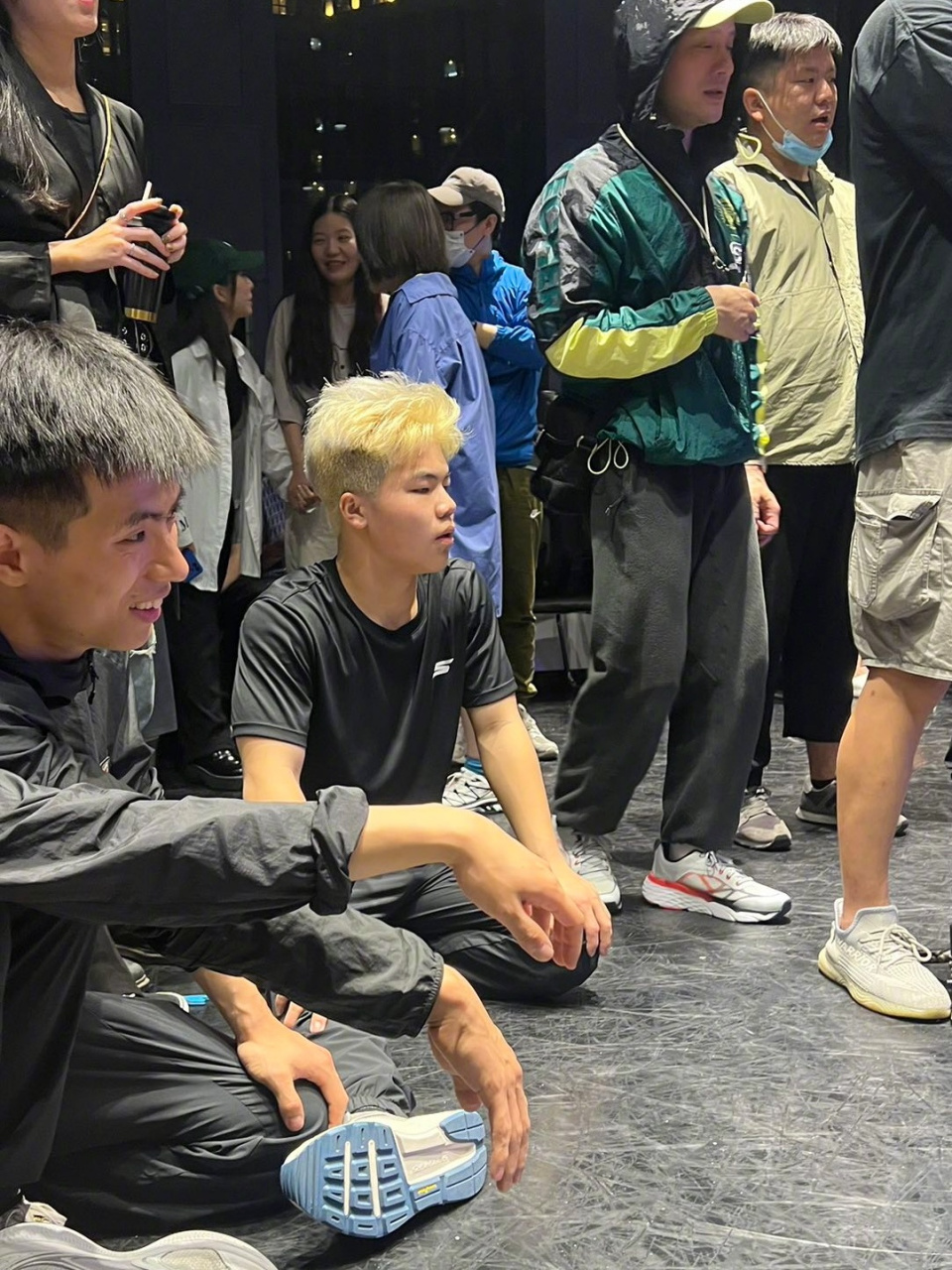 bboy小猴子王瑞苗面试《热烈》时的照片,图二是他今天刚刚拿到世界