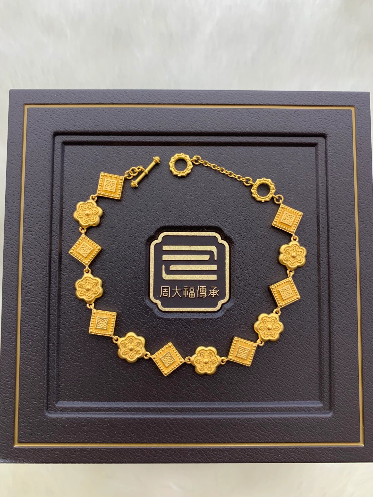 93周大福传承系列最新款盛世华彩~华星凝辉