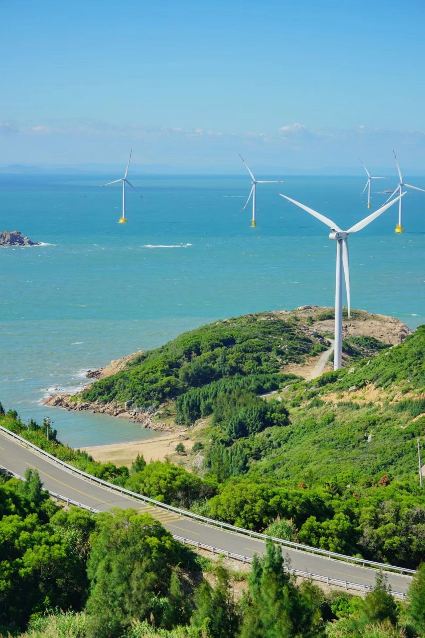 这里是平潭北部湾生态廊道 在这边有山, 风车,沙滩,大海,公路,是一处