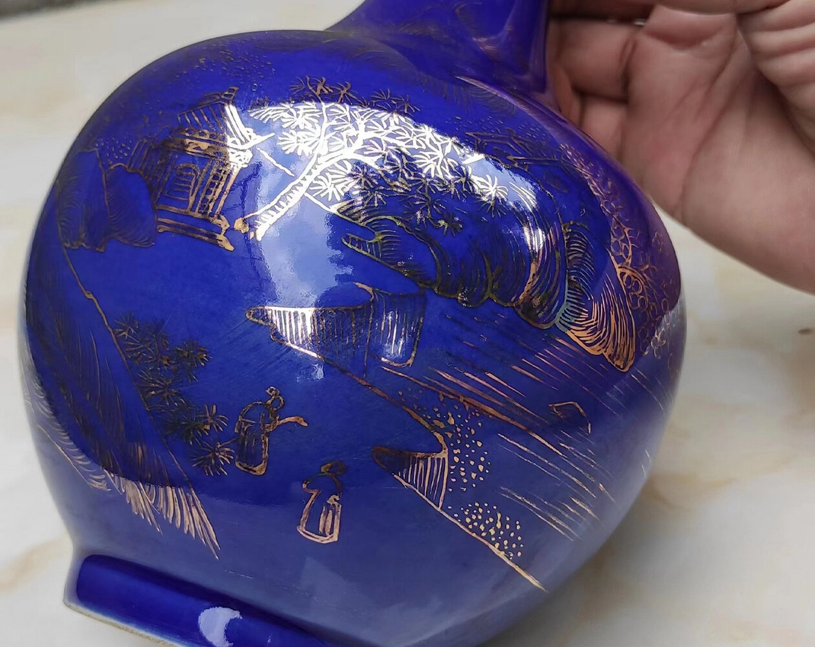 清乾隆 洒蓝釉描金山水纹赏瓶 赏瓶为清宫内廷赏赐有功之臣及使节之