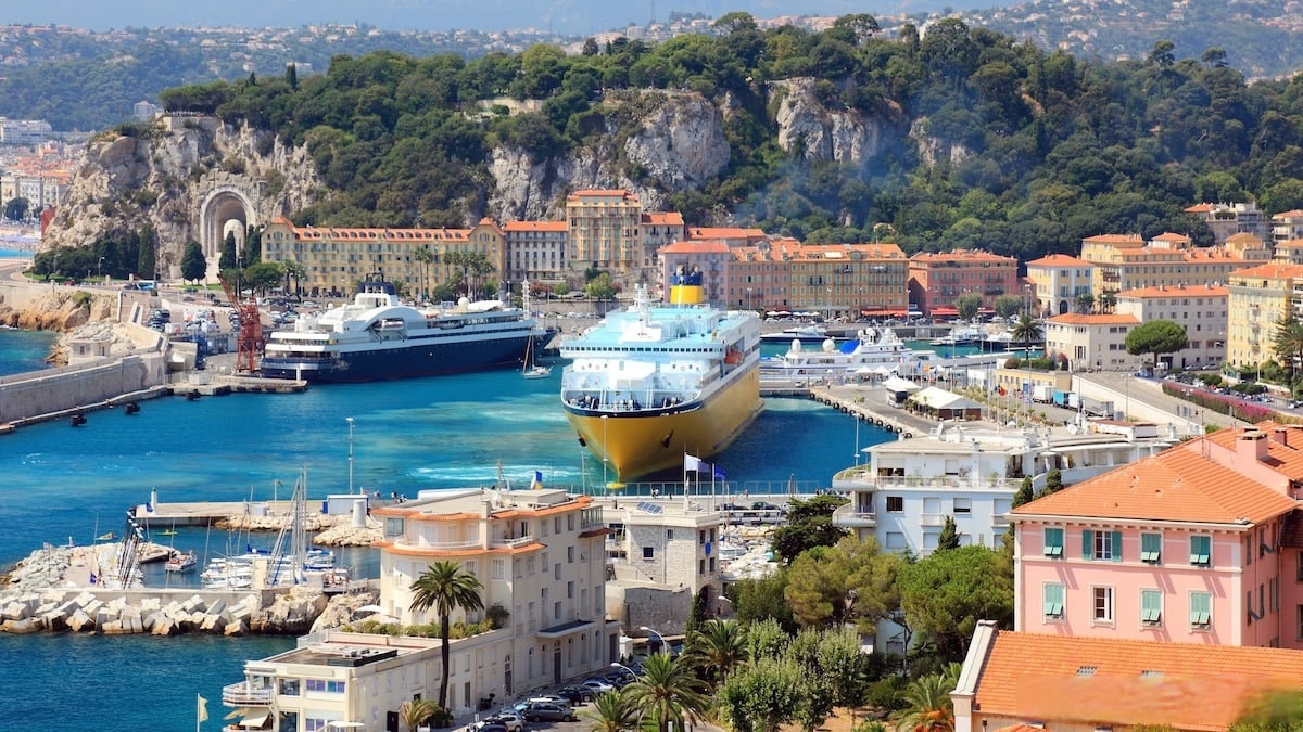 法国尼斯市宣布,从今年夏天开始,禁止大型邮轮停泊在尼斯的海湾