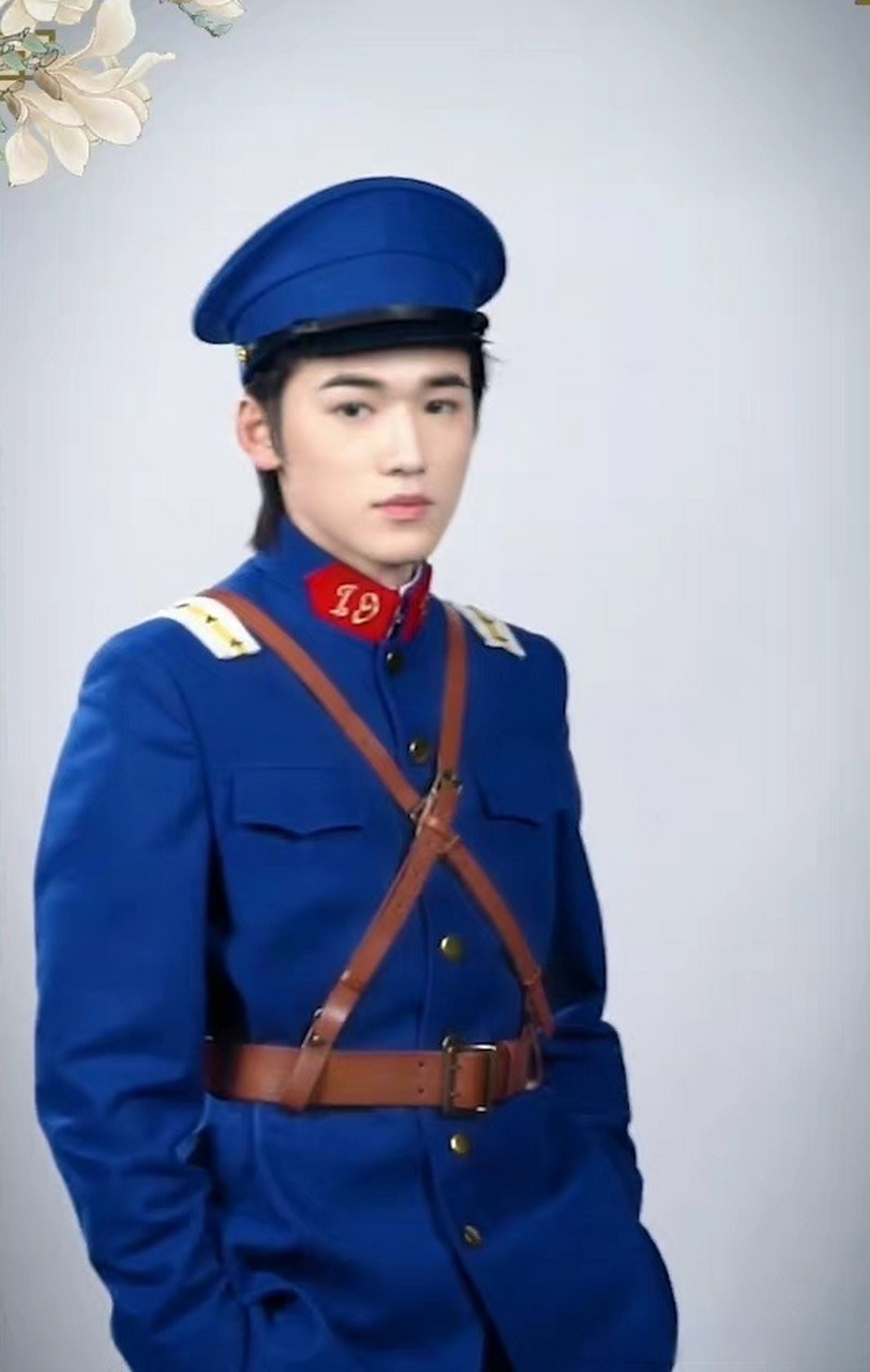 宋亚轩《王牌对王牌》蓝色军装造型,放民国剧里也是个年轻有为的军官