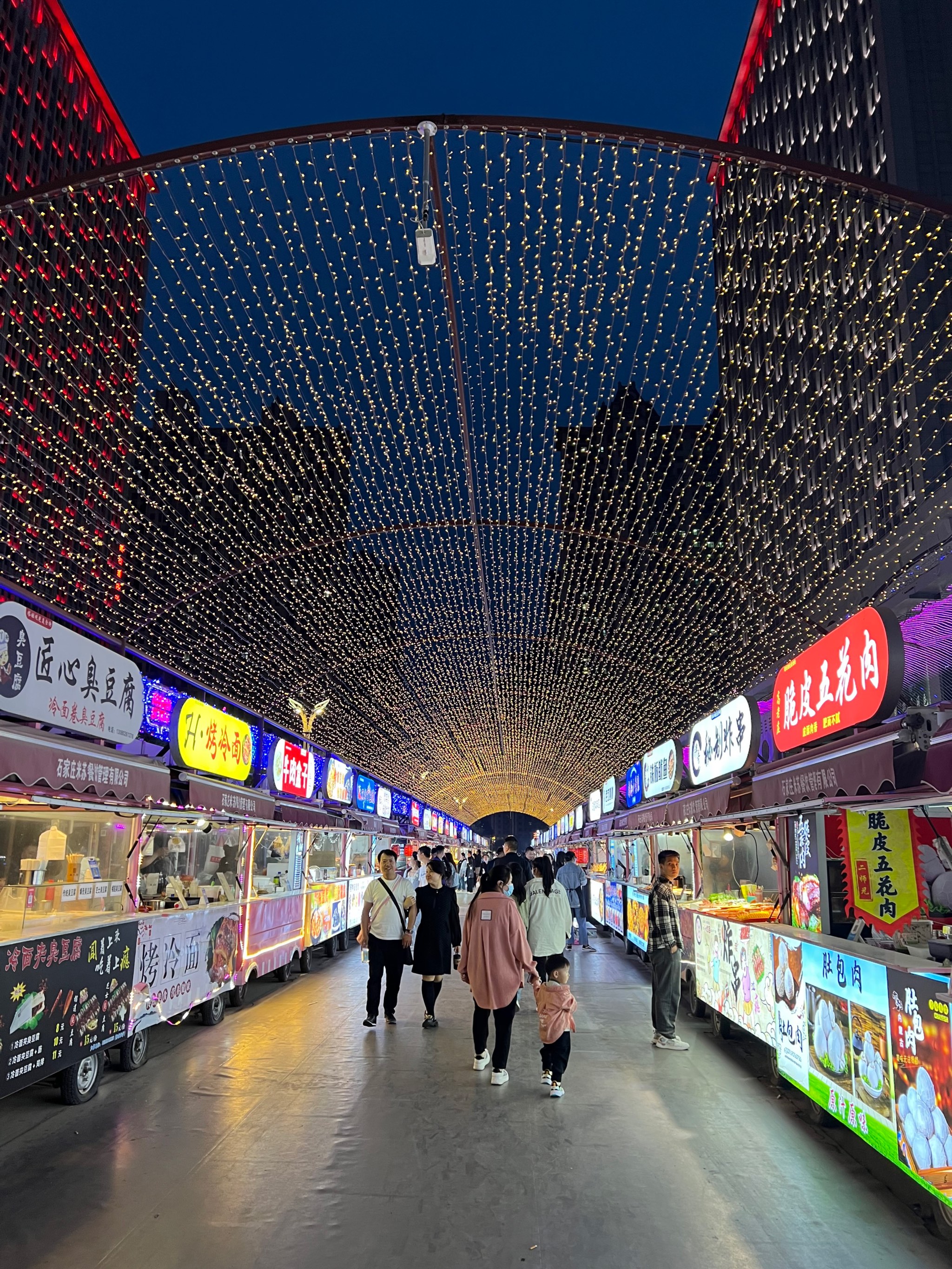 石家庄新晋网红夜市,塔谈国际商贸城夜市.