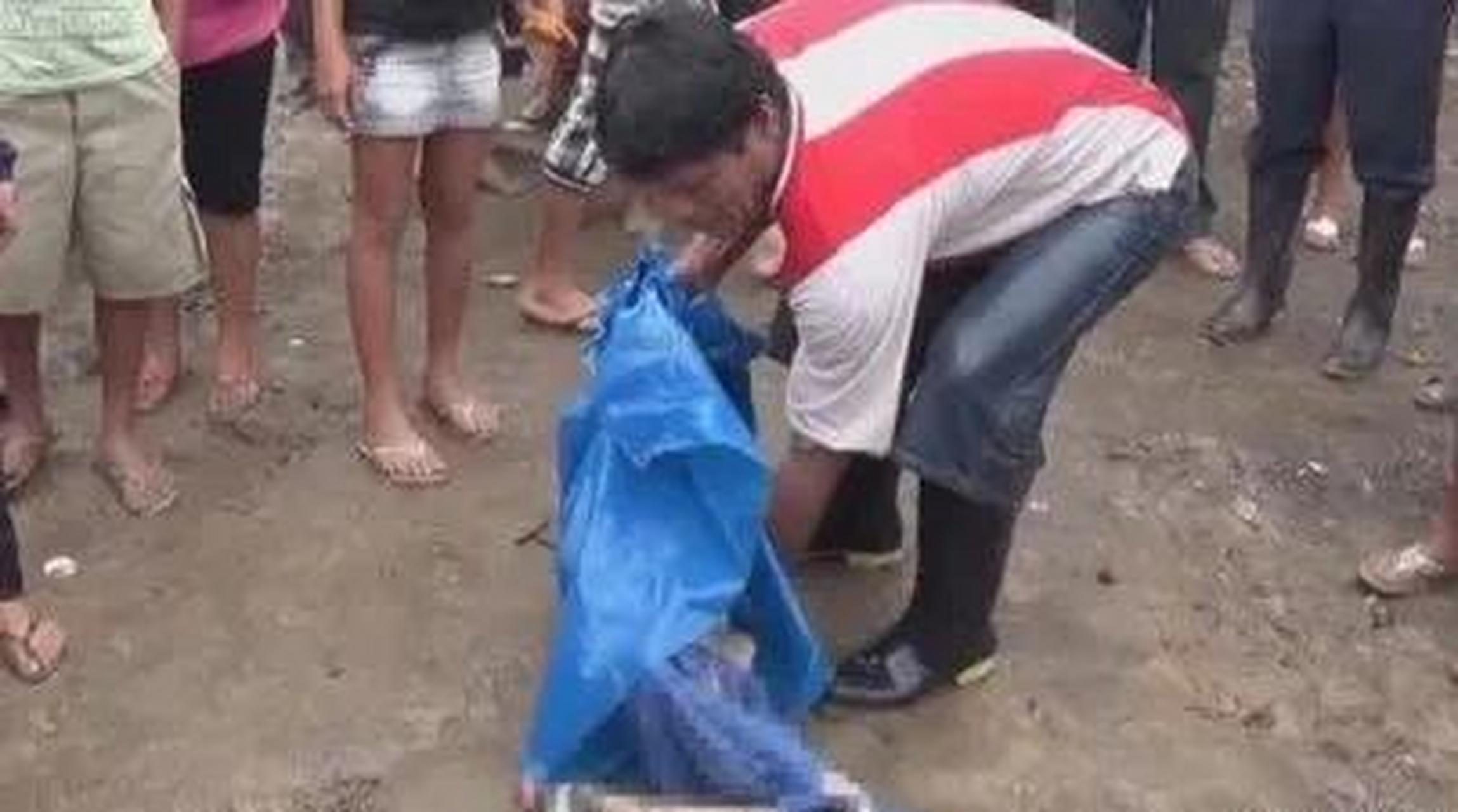 11岁男孩失足掉入食人鱼池,几分钟后成为一具白骨,他的内脏完全被啃噬