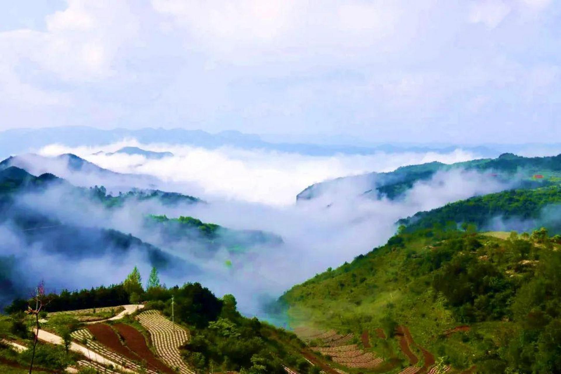 视觉长治7月2日,盛夏雨后,平顺县达坨村,小西天景区附近云雾奔腾,如梦