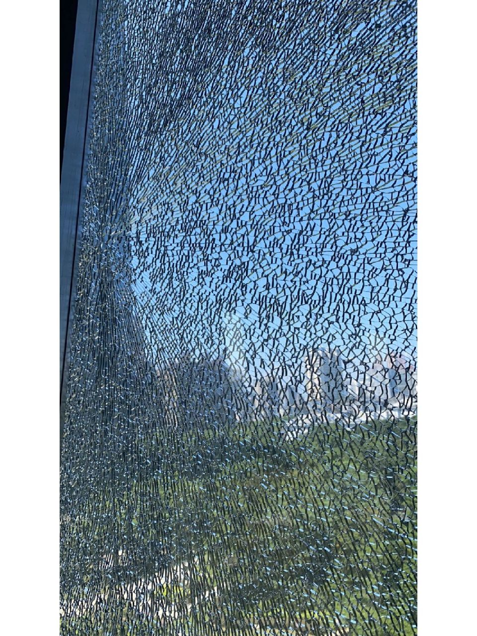 不知道是玻璃自爆还是被楼上哪一层的熊孩子扔东西人为砸坏的.