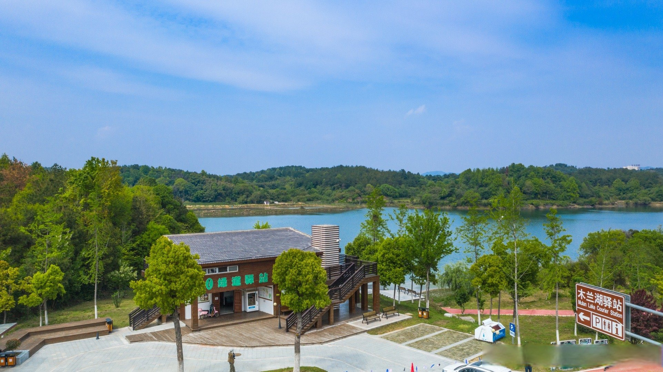 在木兰湖,你大可以在湖边驿站自在骑行,领略周边的