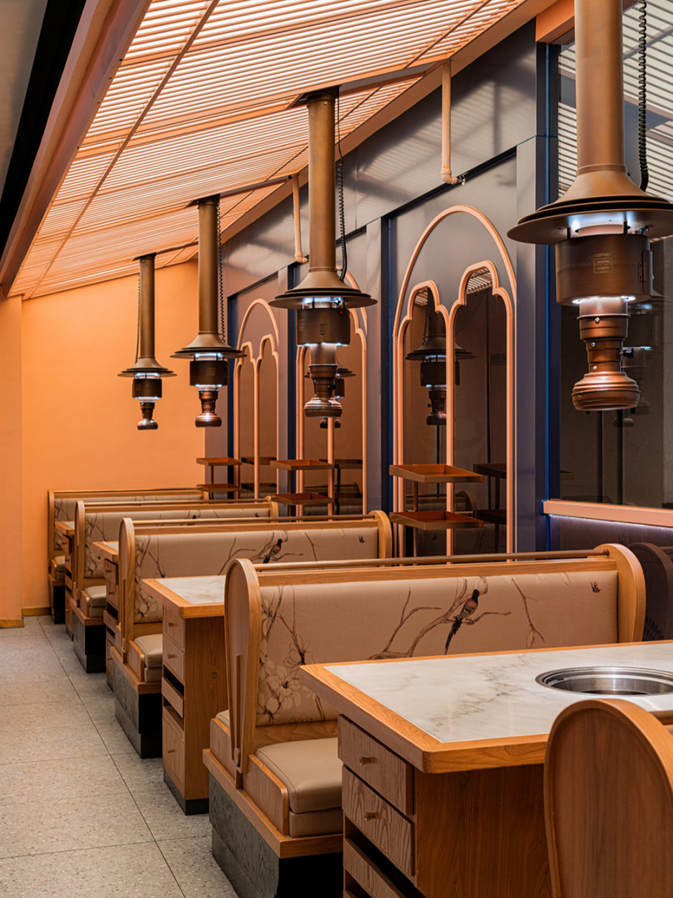 烤肉店设计|独特的宫廷风格 在室内,通过区域划分,动线布局,材料色彩