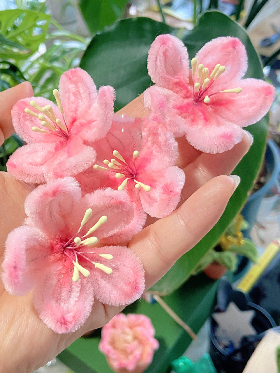 扭扭棒做了一朵超好看的桃花  准备拿来做胸花啦