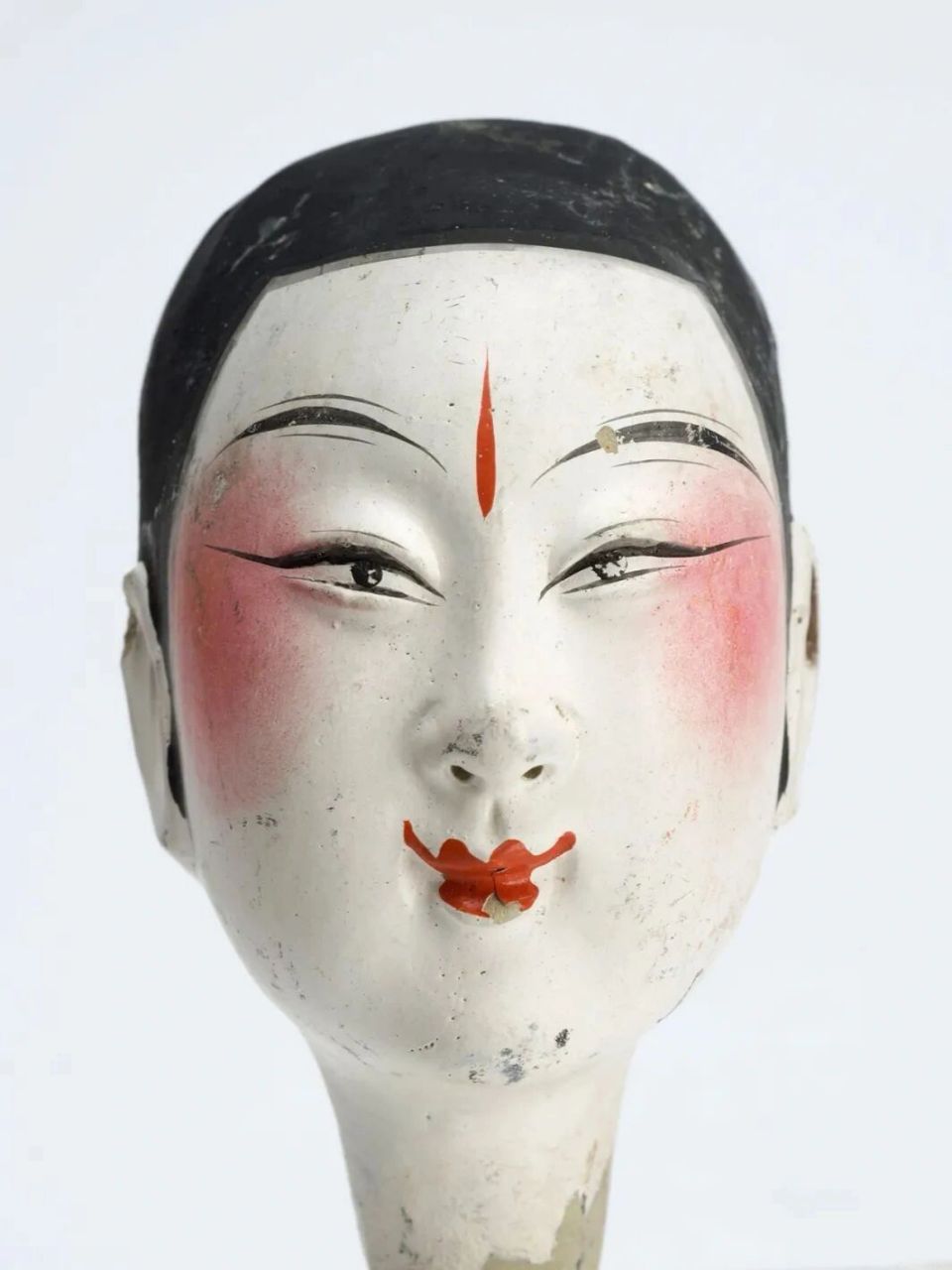 这些脸谱由陶土制成,是用分成两半的木模具制成的,烘烤后涂漆.