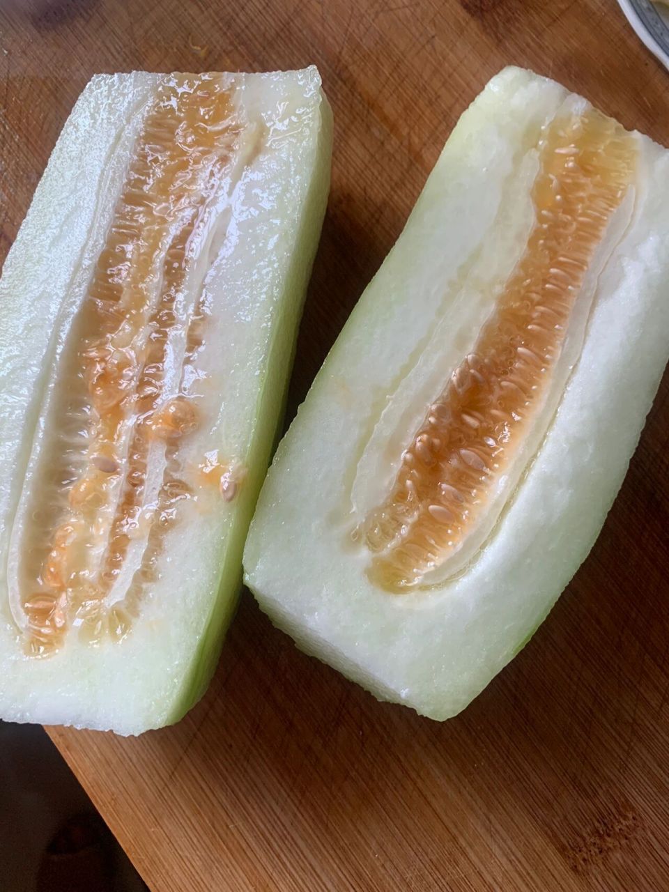 凉拌菜瓜(老生瓜) 食材:菜瓜,盐,鲜酱油,糖,香油 做法:洗干净剥皮