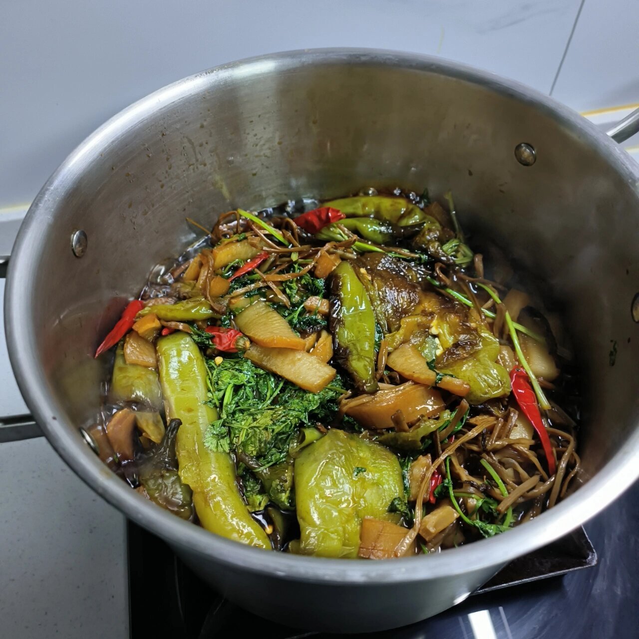 地瓜梗咸菜 冬日美食 东北人特别喜欢做的小菜,配上米饭,粥,别提多