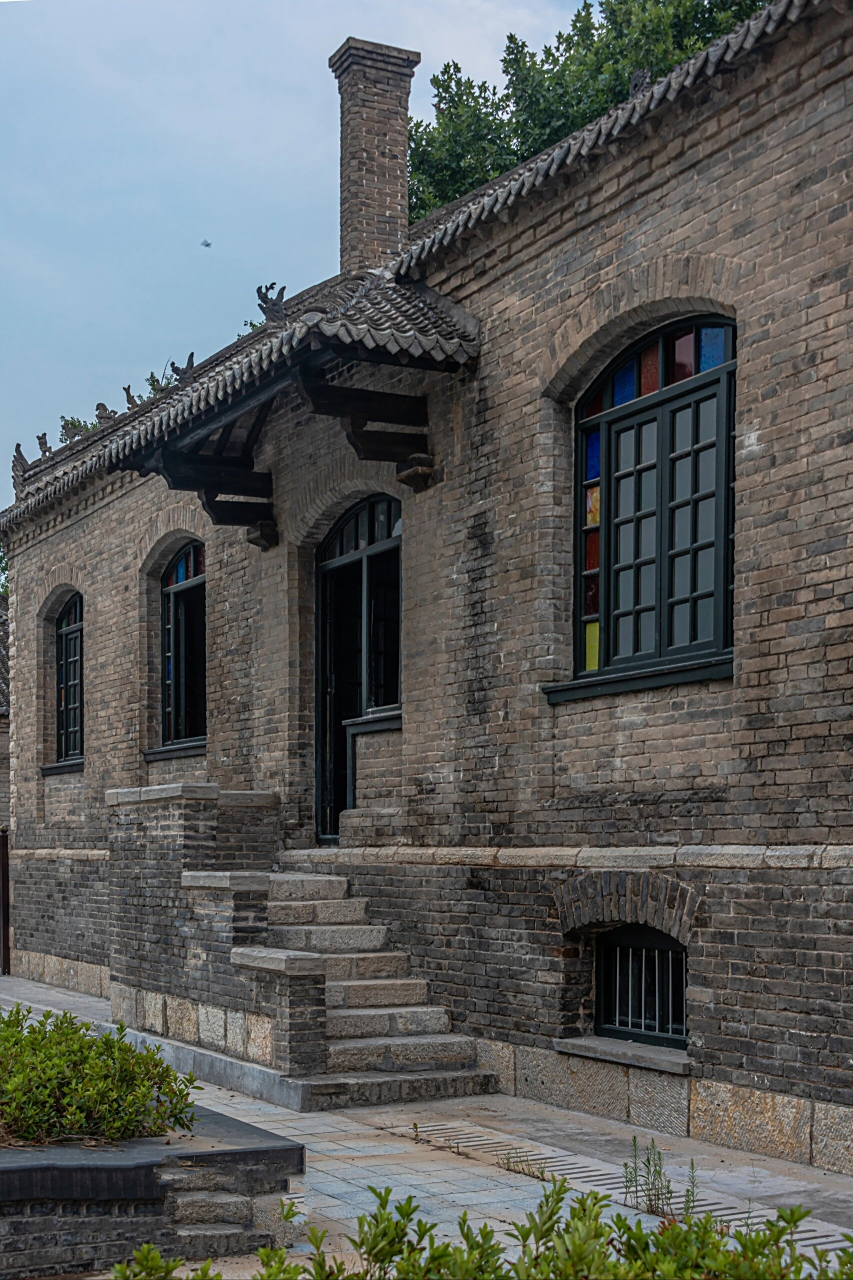 晓明楼 晓明楼,位于江苏省沛县初级中学校园内,其前