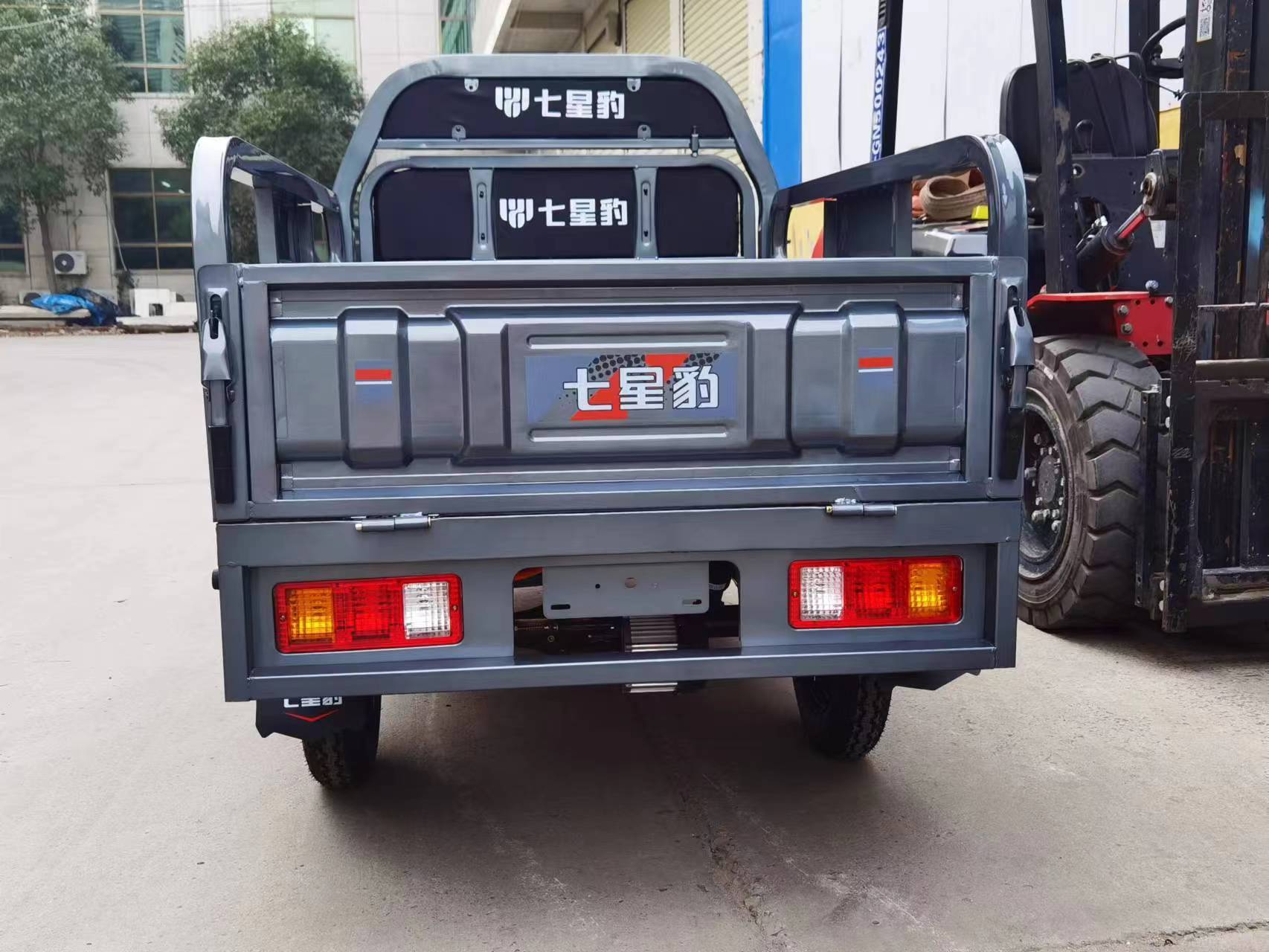 七星豹电动三轮载重王咱老百姓信得过的好车辆,400轮胎,车厢六道梁