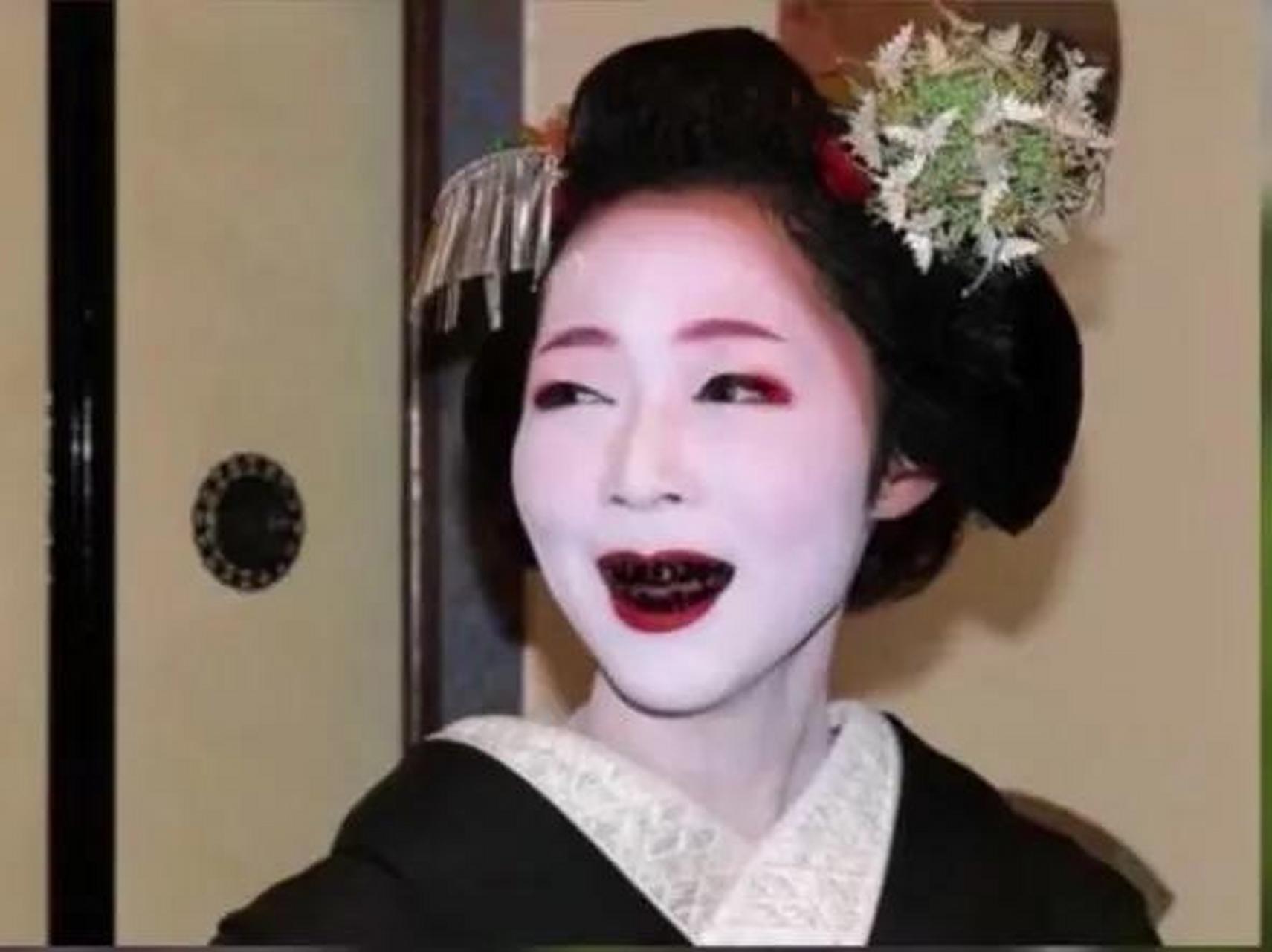 日本以前有一个"齿黑"习俗,这种习俗可能在平安时代之前就有了,但直到