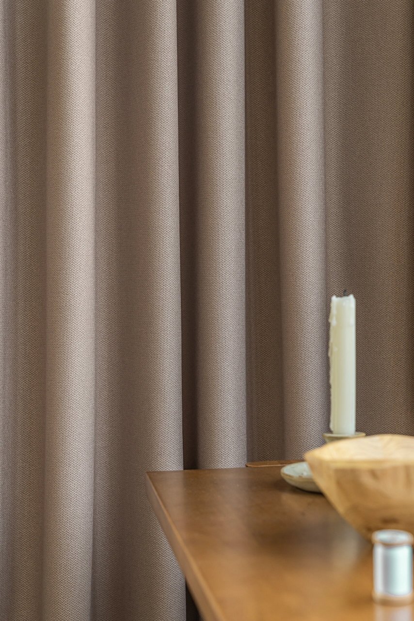 直接炸裂,这个咖色窗帘也太好看了吧～ 深咖色窗帘与原木色家具搭配也