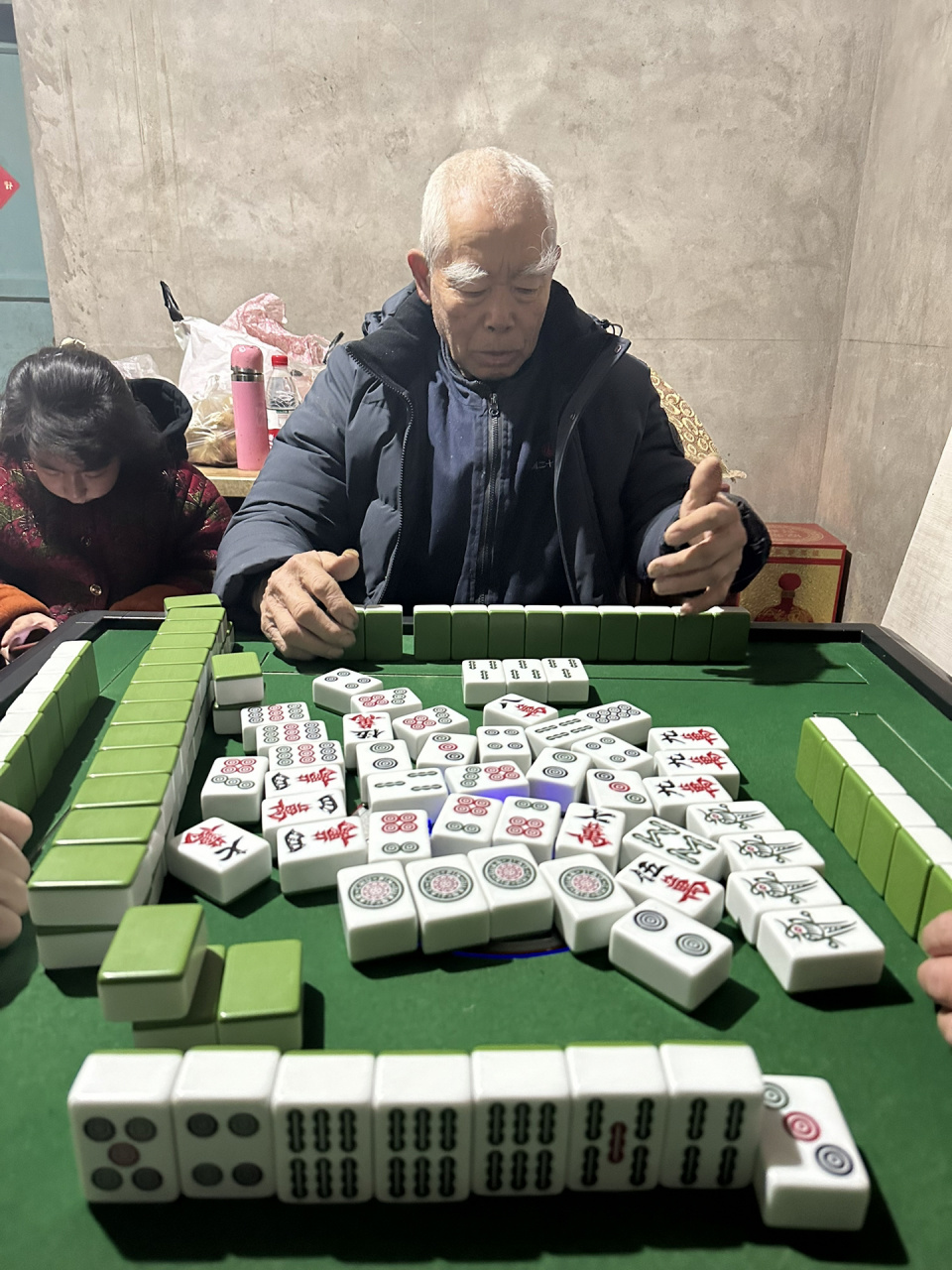 虽然外公最爱的依旧是双扣(升级) 但是麻将三缺一的时候 他也是随叫随