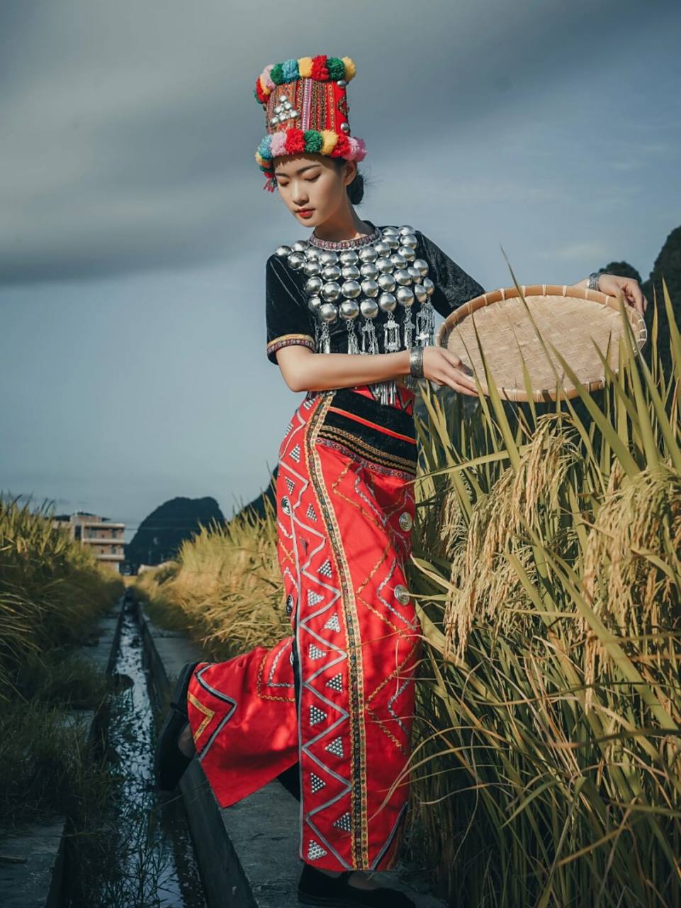 旧社会时,景颇族青年男女恋爱,社交自由,但婚姻由父母包办,缔结婚姻的