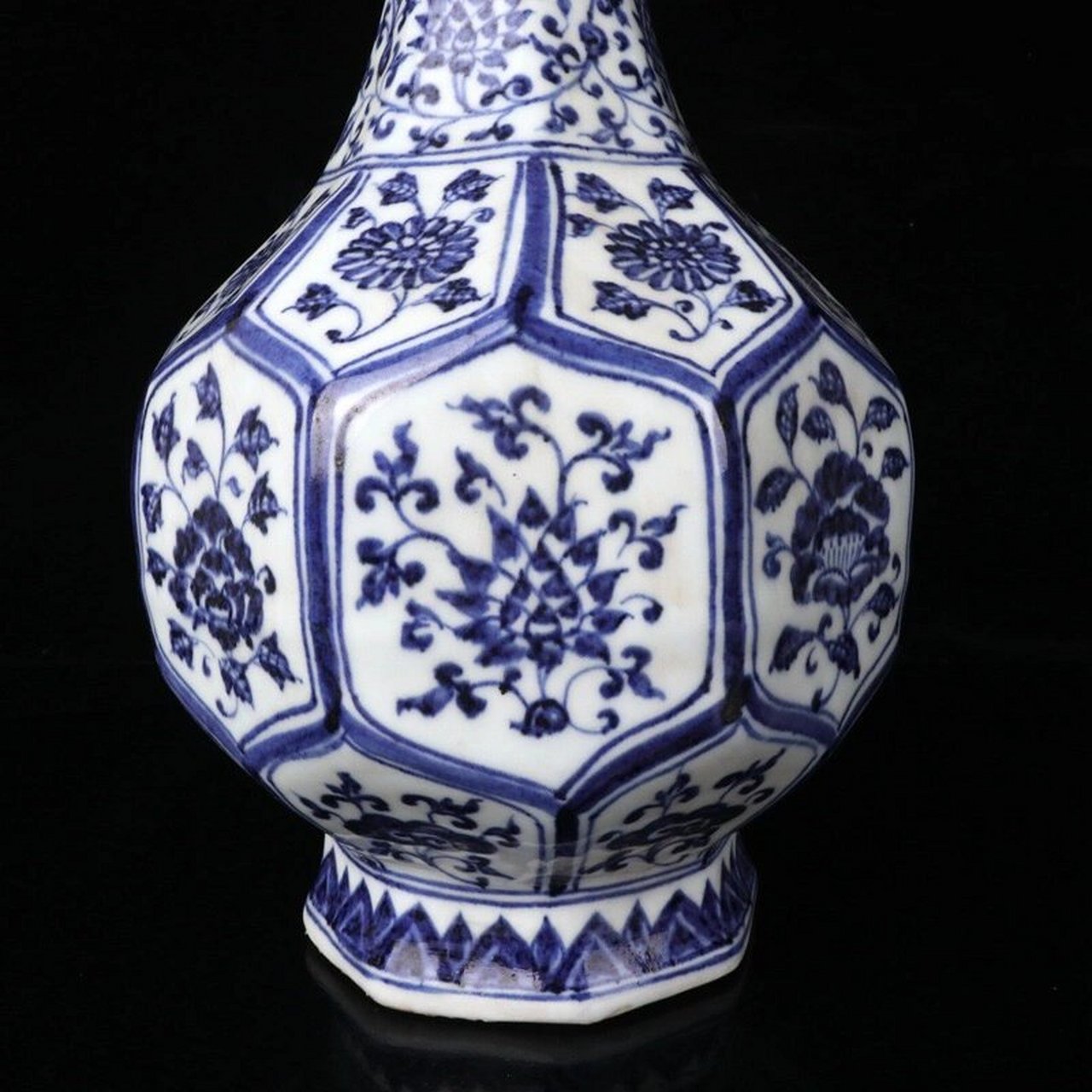 明代青花缠枝莲纹蒜头瓶一对 明代青花缠枝莲纹蒜头瓶一对#博物馆奇遇