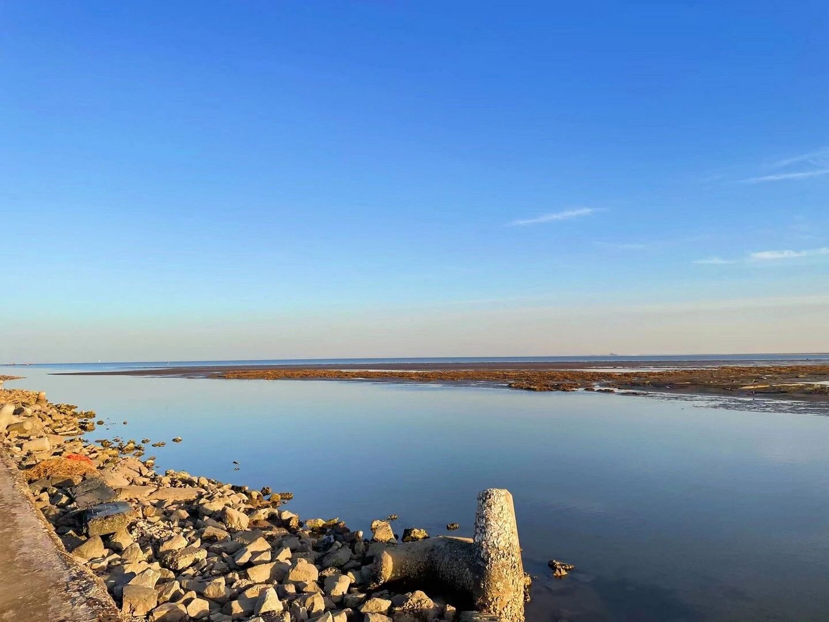 今天我要向大家推荐的是东营最美的海岸线——孤东海堤.
