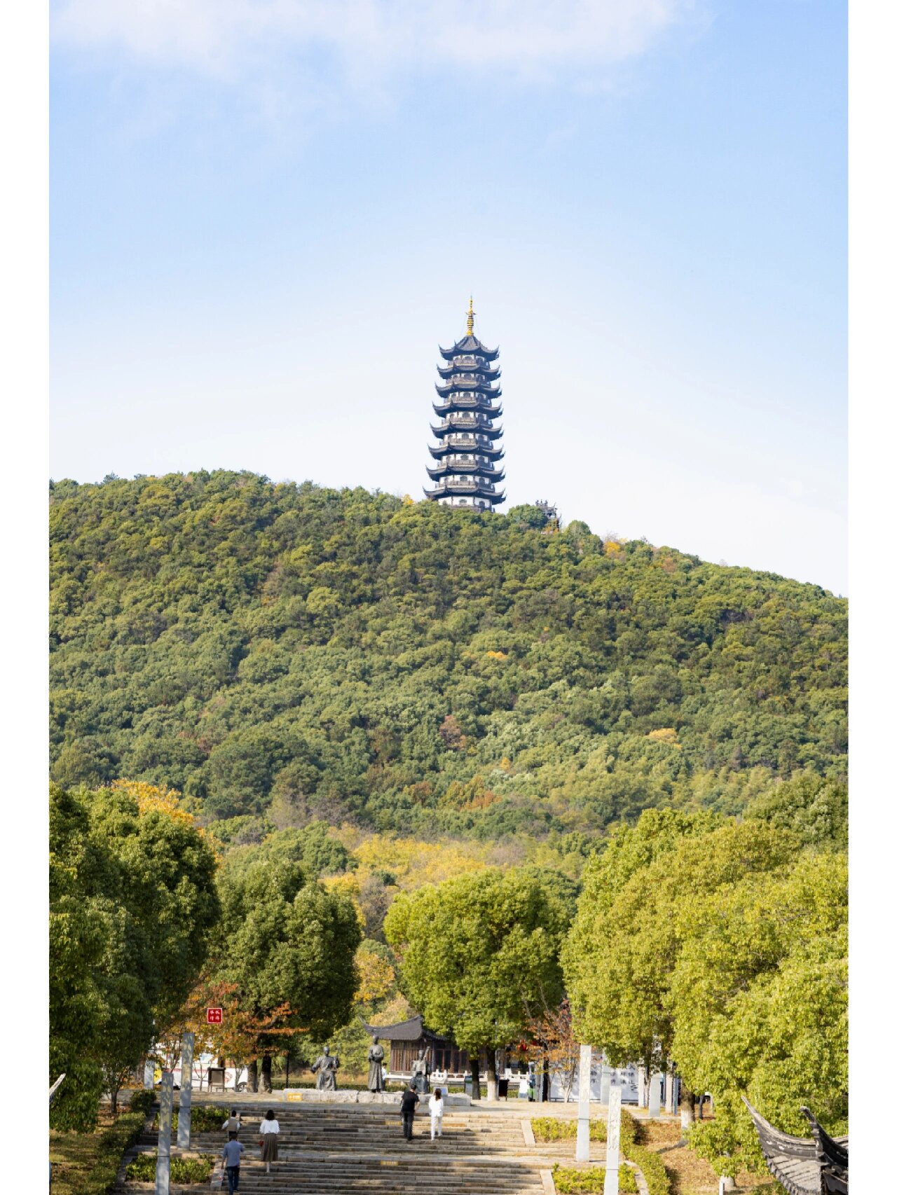 名人名士来此山游览过 如西施来香山寺进香时留下的采香径