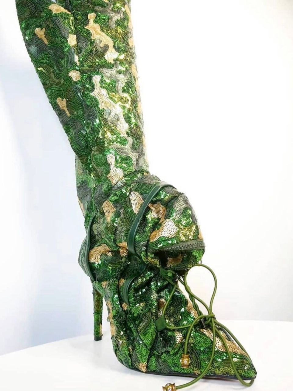 93设计师christian stone设计的的鞋子大胆前卫.