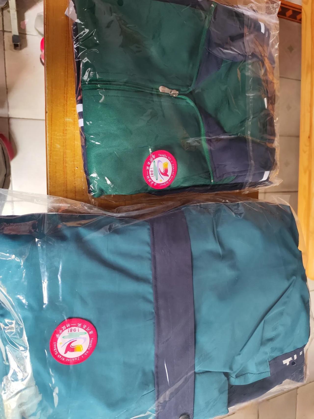 春秋款校服是单层,冬款是冲锋衣,两层,只有上衣