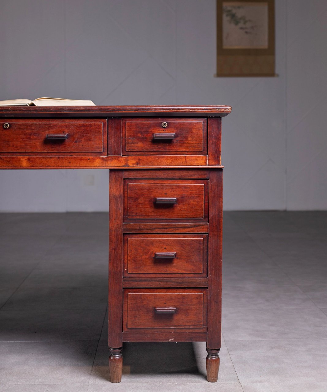 清晚民国 老红木大红酸枝三拼式写字台 【详情】:办公桌在家具中,是一