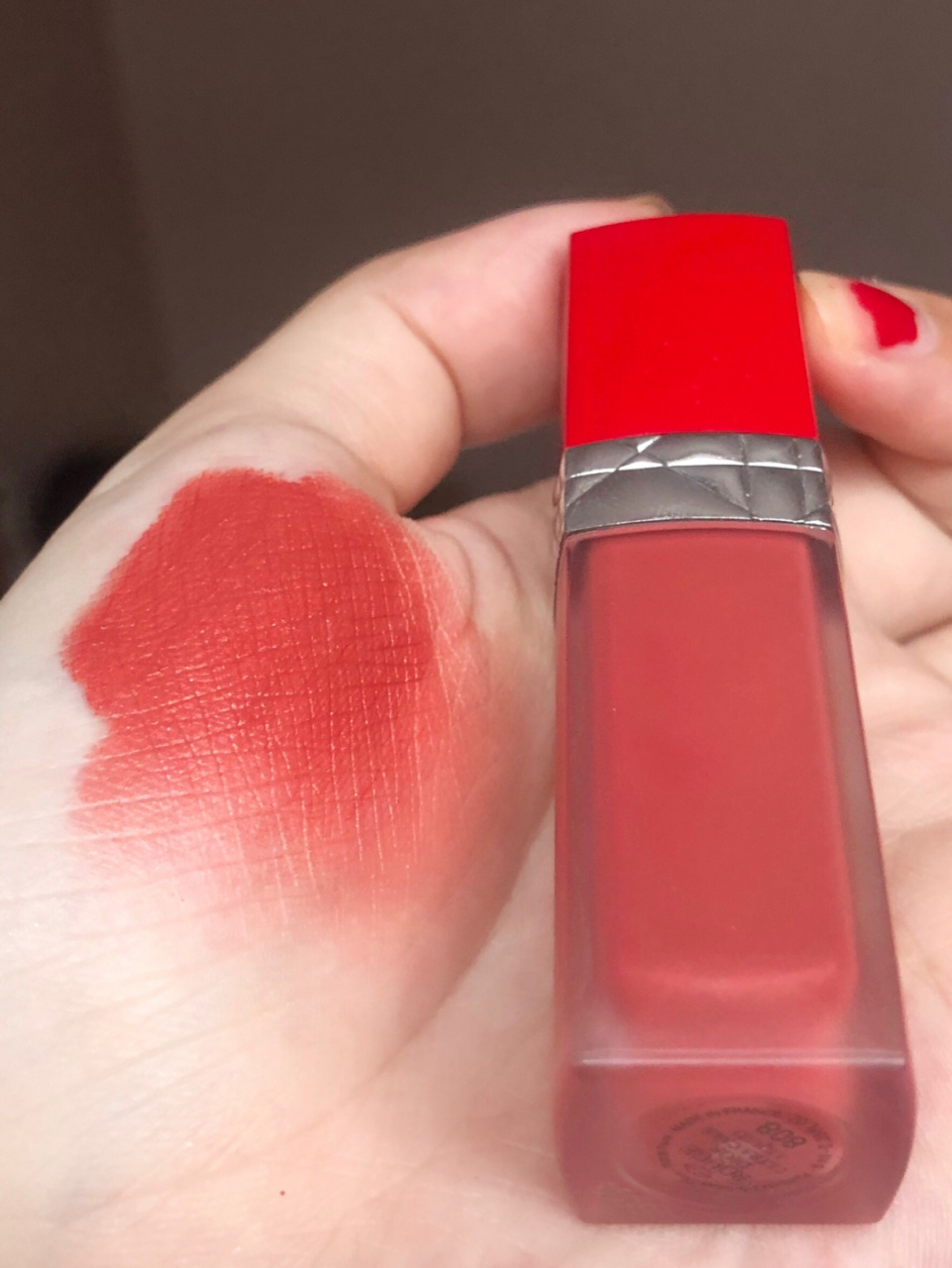 hello～各位 晚上再po一支迪奥新色唇釉808～～ 这支好神奇 !