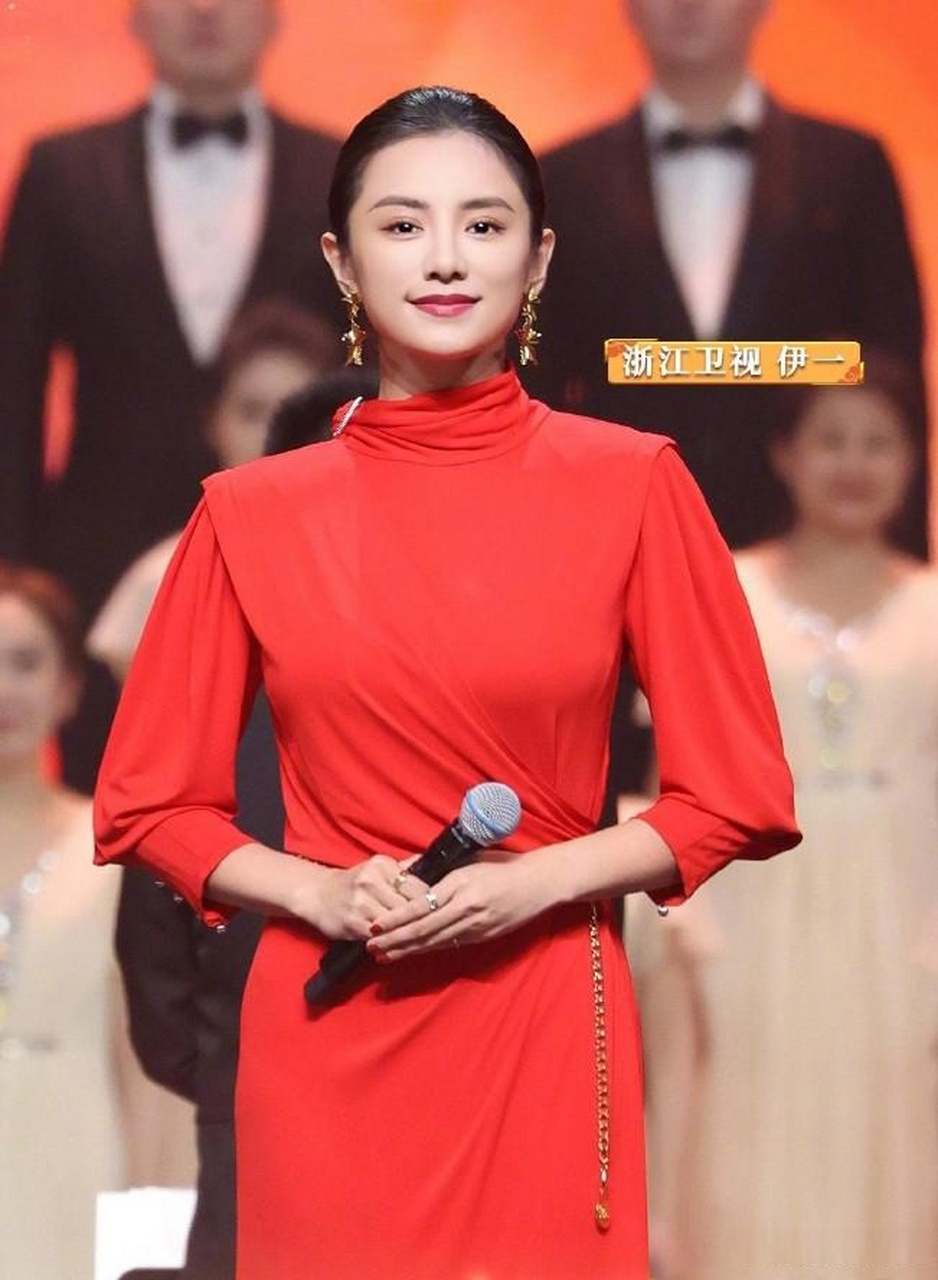 浙江卫视跨年夜,她的长相很大气,目前是浙江卫视的当家