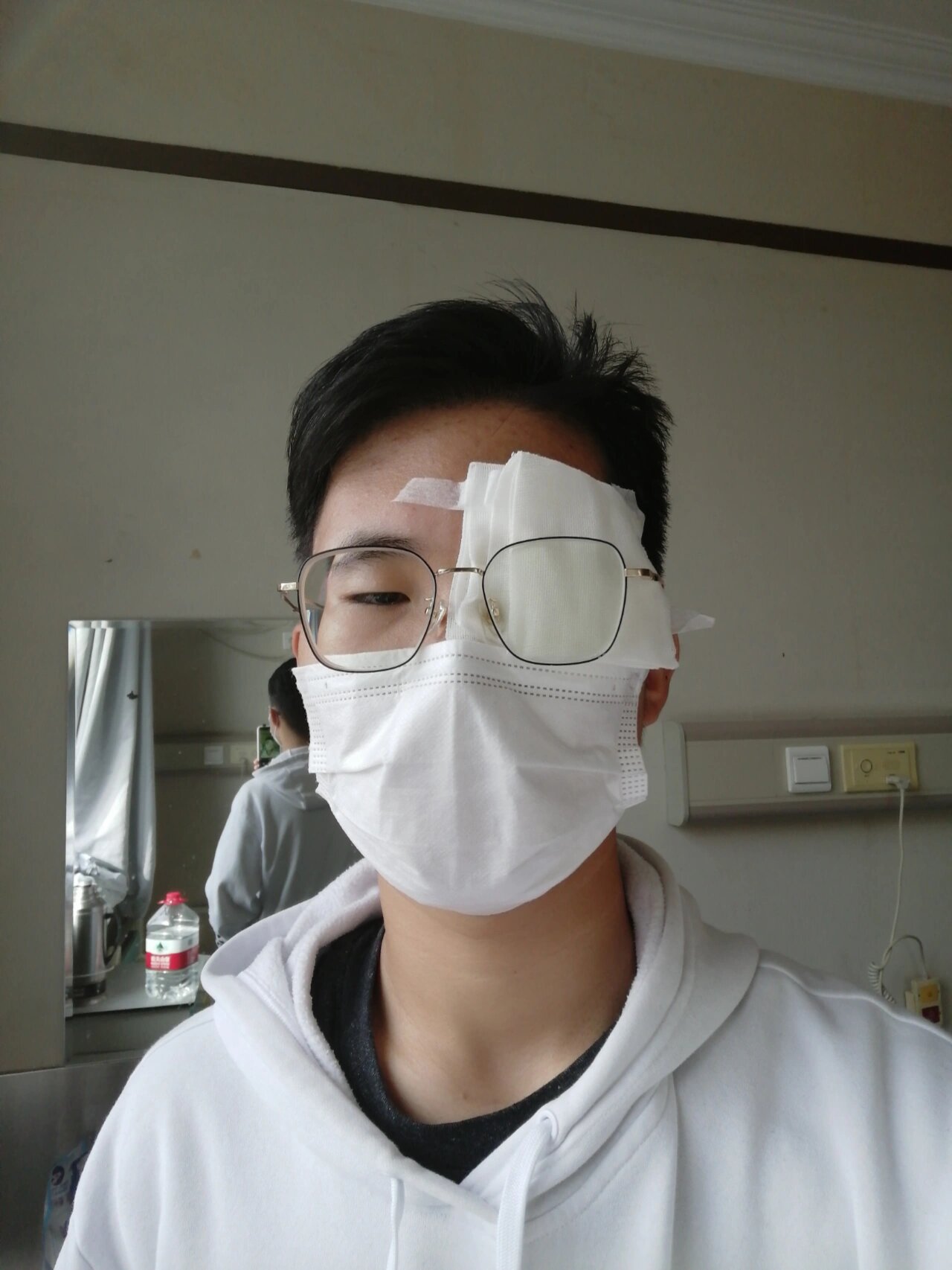 视网膜脱落 从来没想过自己这么年轻能视网膜脱落,其实眼睛不适已经有