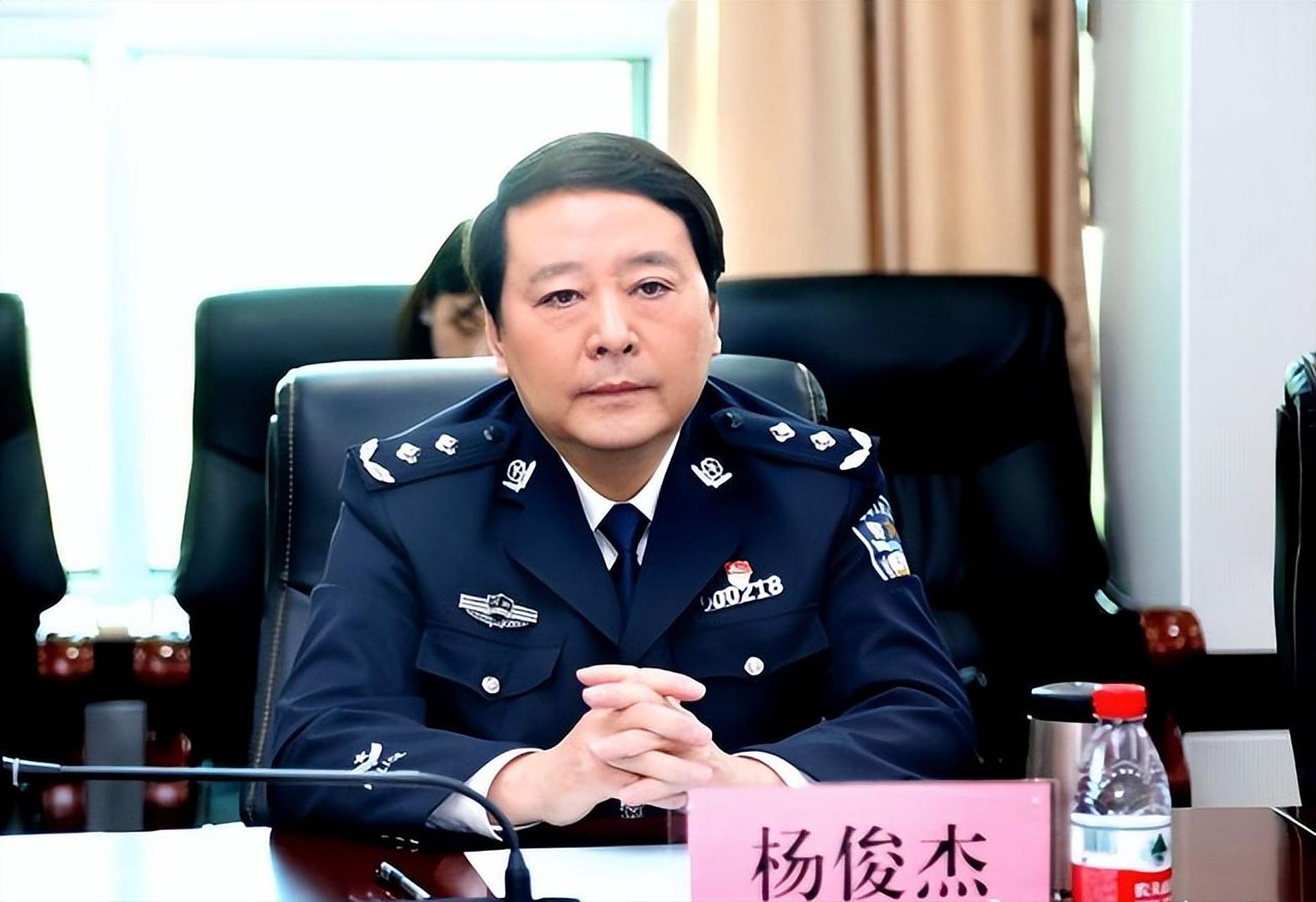 在当驻马店市公安局长时,杨俊杰不止一次告诫民警:我家里有生意,你们