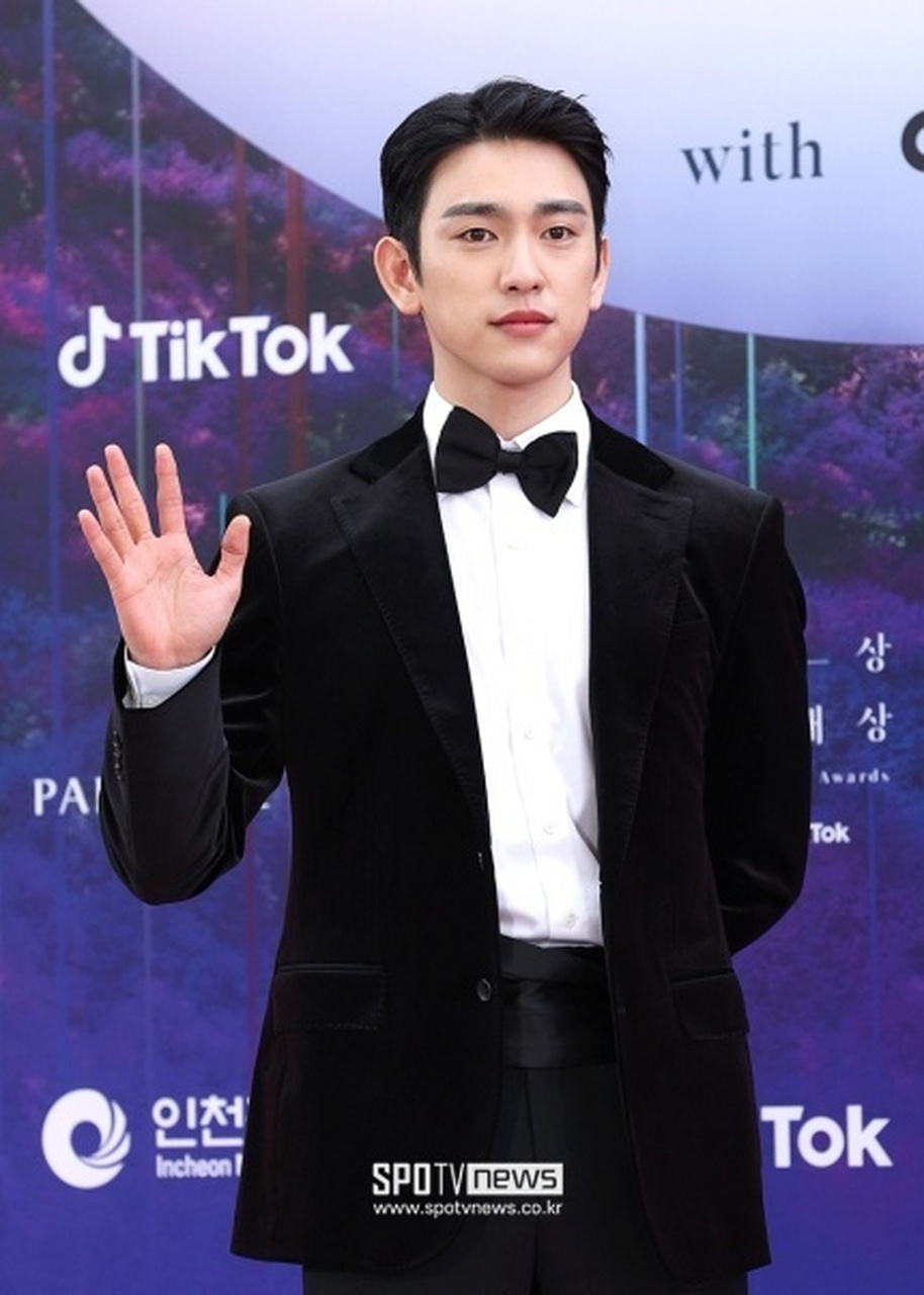 恶魔法官&柔美的细胞君#朴珍荣确定将于5月8日入伍# 又入伍了一位小生