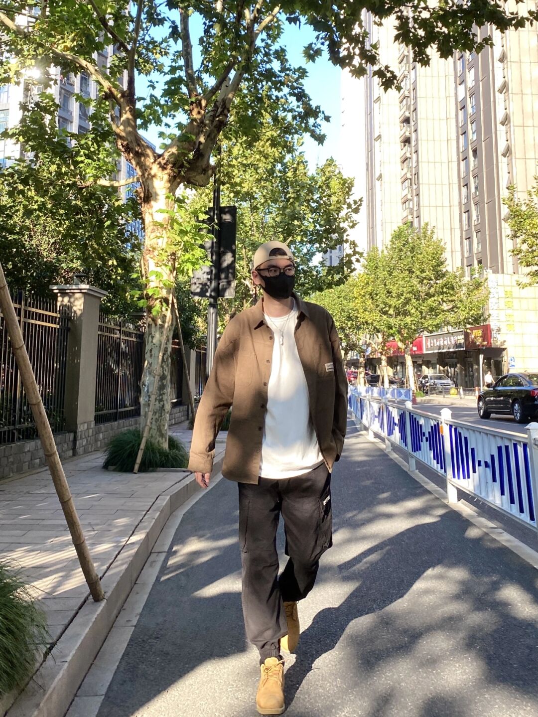 宽松但不垮大的九分束脚工装裤,鞋子上脚硬汉必备的timberland工装靴