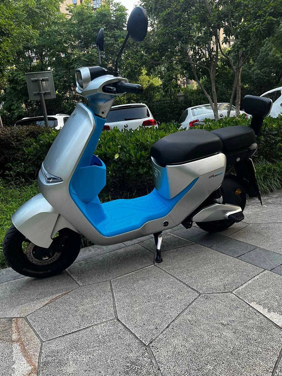 哈喽棒途 智能电动车 哈喽棒途智能电动车,手机app操作一键启动, 车子