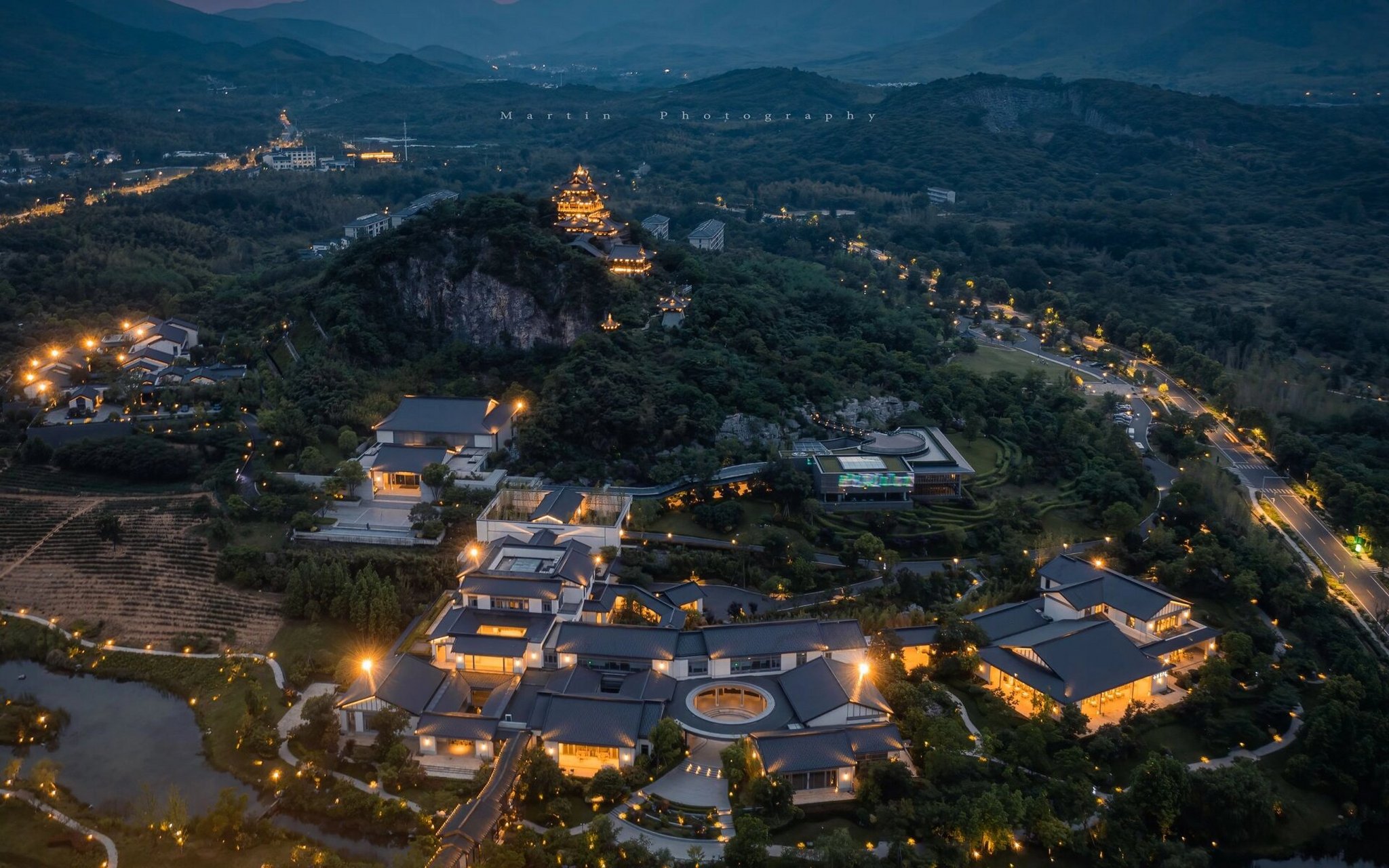 周末驾车寻至宜兴湖父镇,它叫 雅达阳羡溪山小镇,有点绕口,哈哈