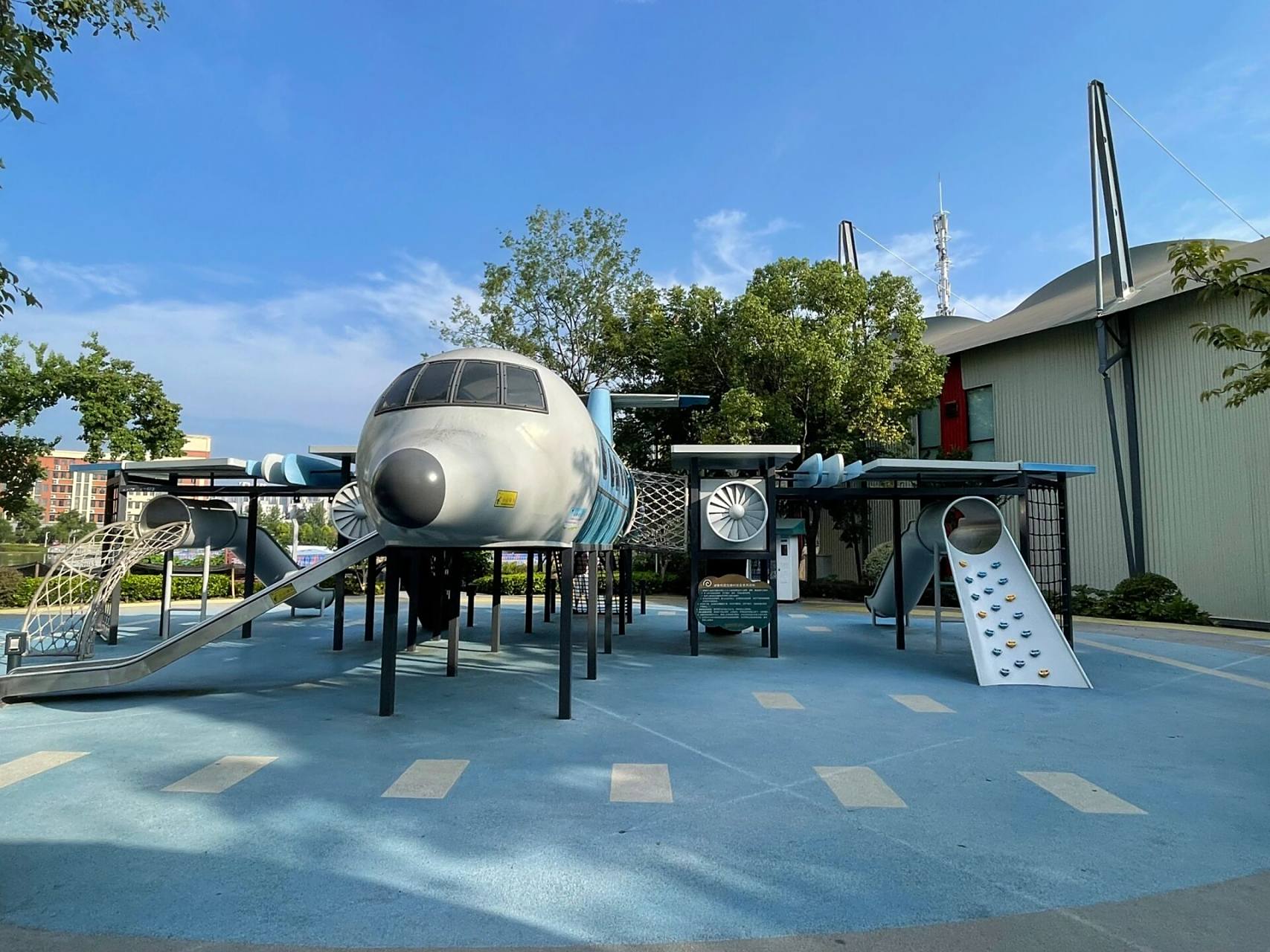 周末遛娃之武汉张之洞体育公园 炎炎夏日的周末,5岁多的儿子,睡醒了他