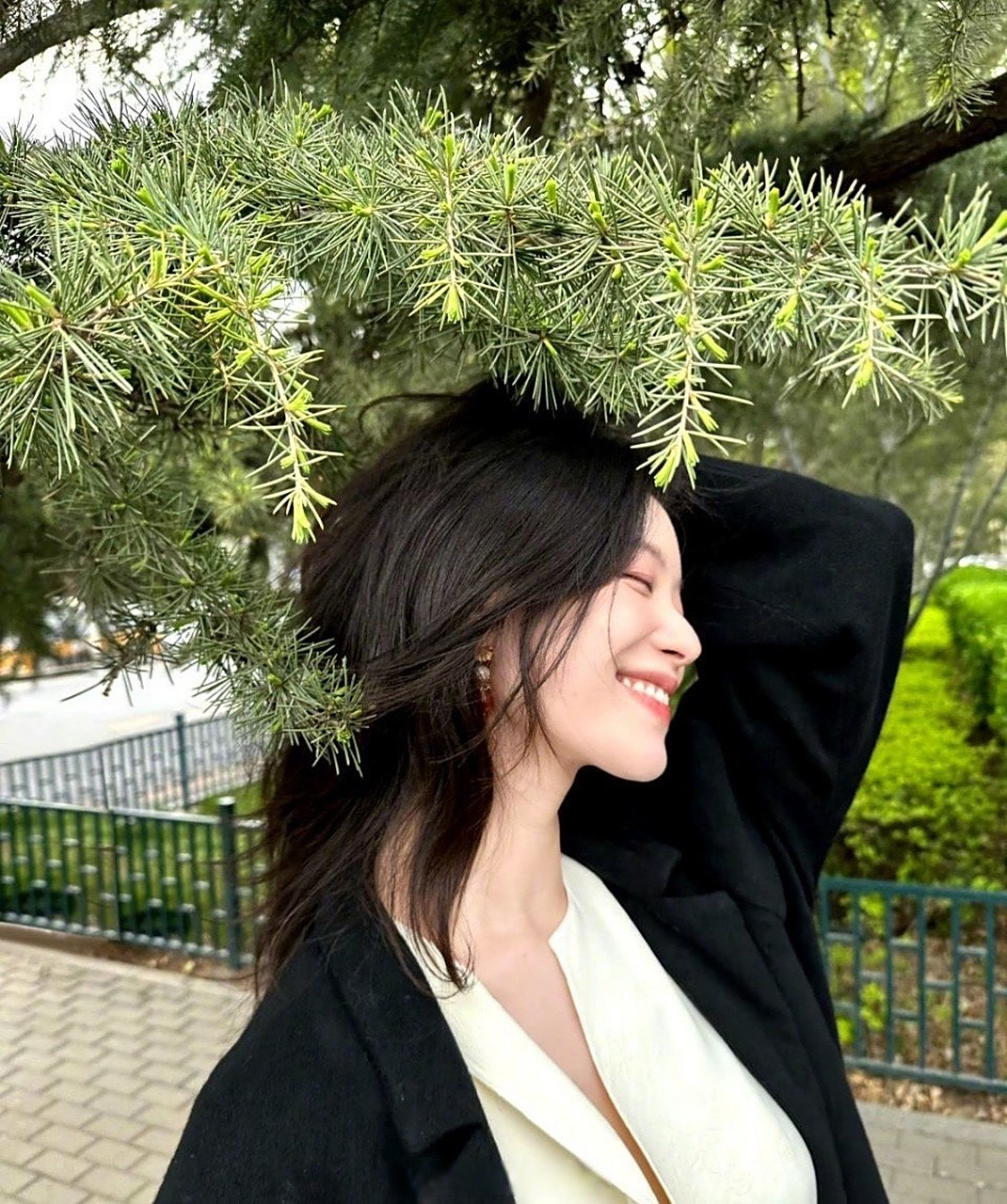 倪妮晒生活照#倪妮晒四宫格捧花自拍,状态也太好了,笑起来也太美丽了