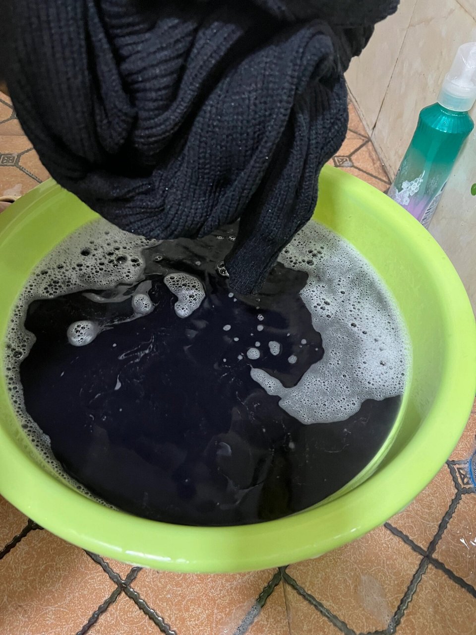 谁能告诉我黑色毛衣掉色这么严重怎么办!