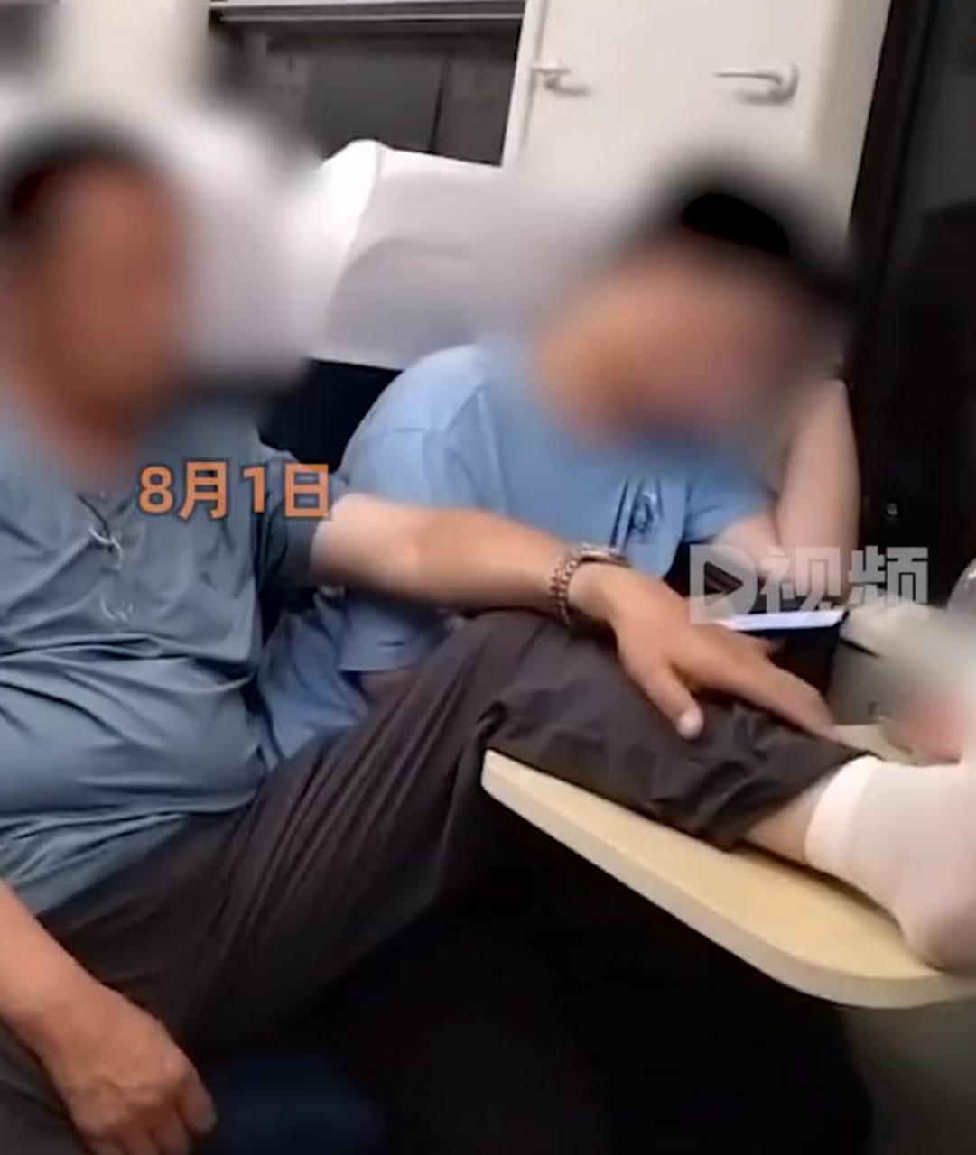 【大叔火车上脱鞋把脚放桌上,客服:会记录不文明行为】8月1日.