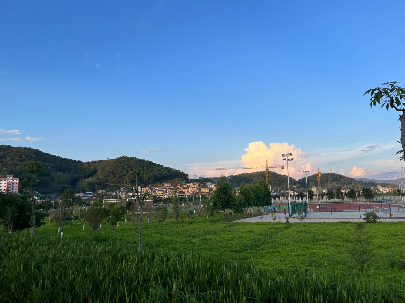 云南农业大学普洱校区操场,球场,食堂,宿舍周围的环境