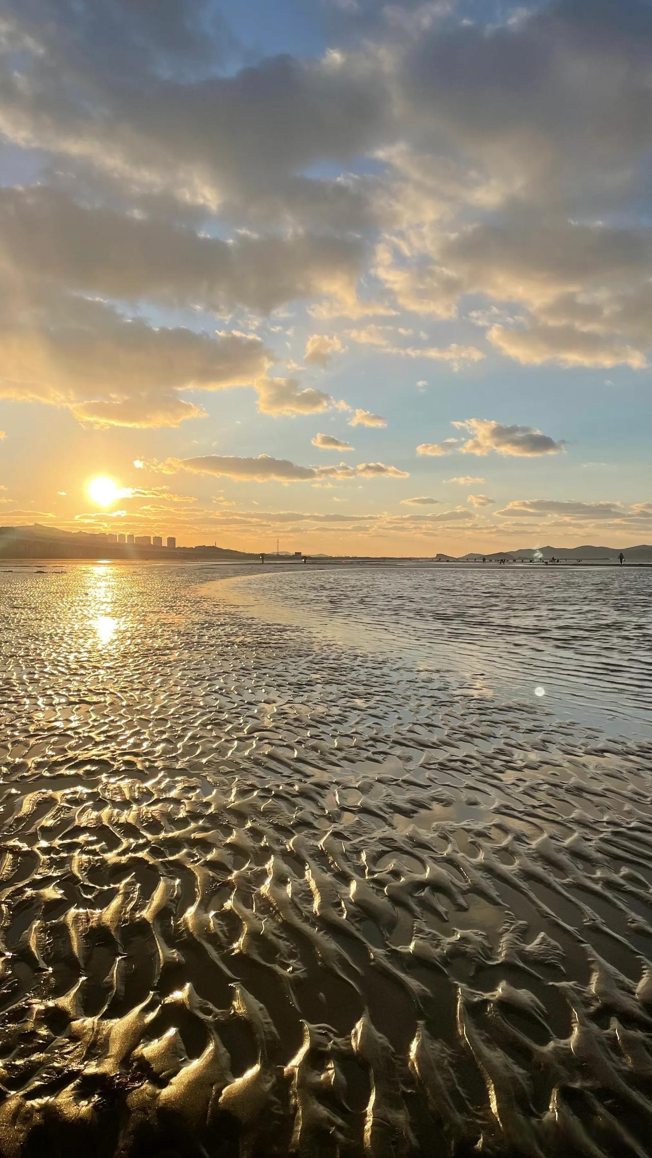 分享一张你头顶的天空 大连冬日里的夏家河子,海边日落实在太震撼啦!