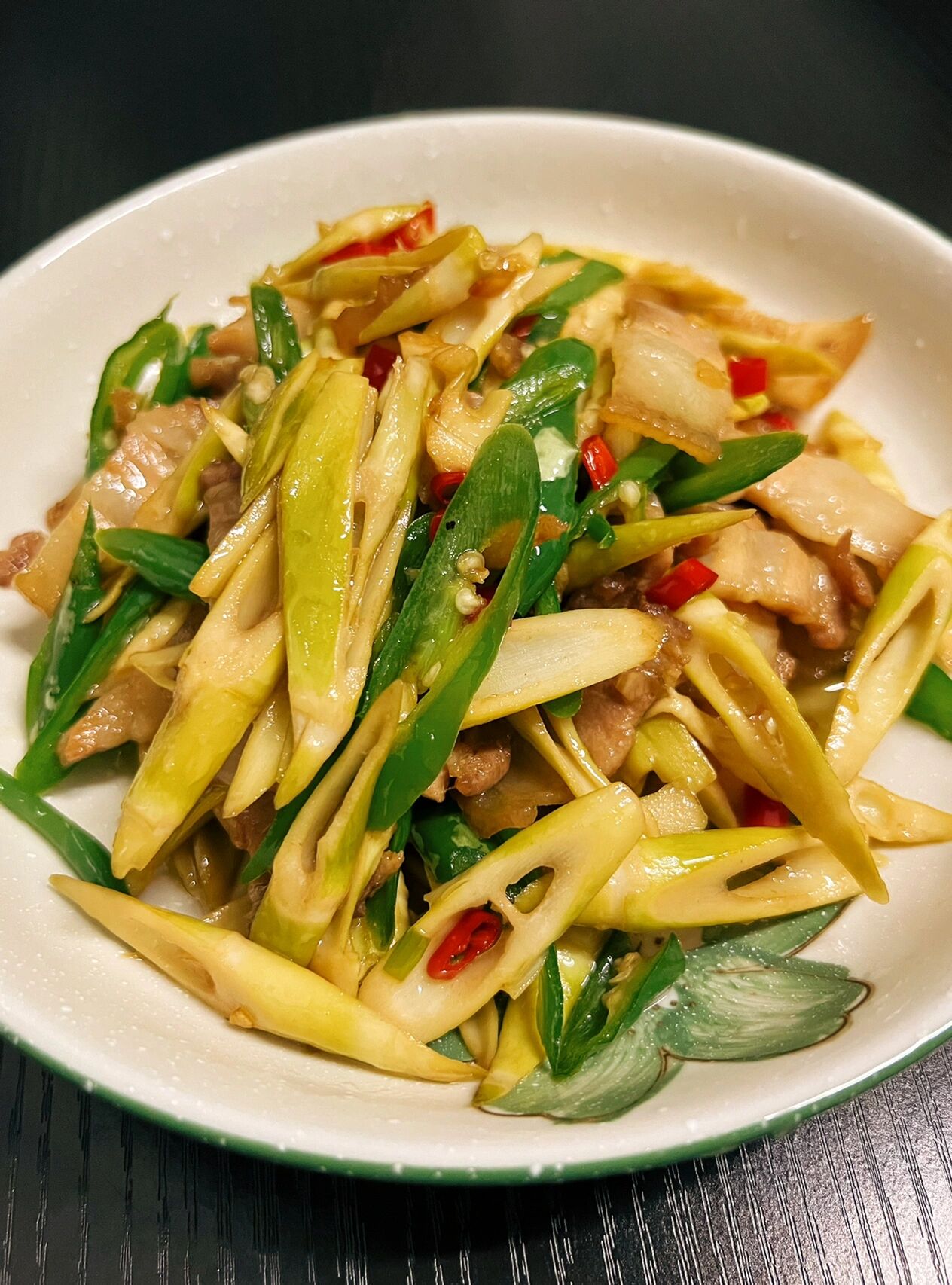 97鲜笋炒五花肉095分钟光盘的鲜香美味6015 老家寄来了鲜竹笋