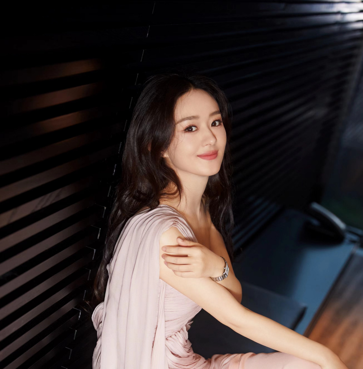 浪琴小方格##浪琴迷你黛绰维纳# 随她@赵丽颖 优雅步调,态度自成.