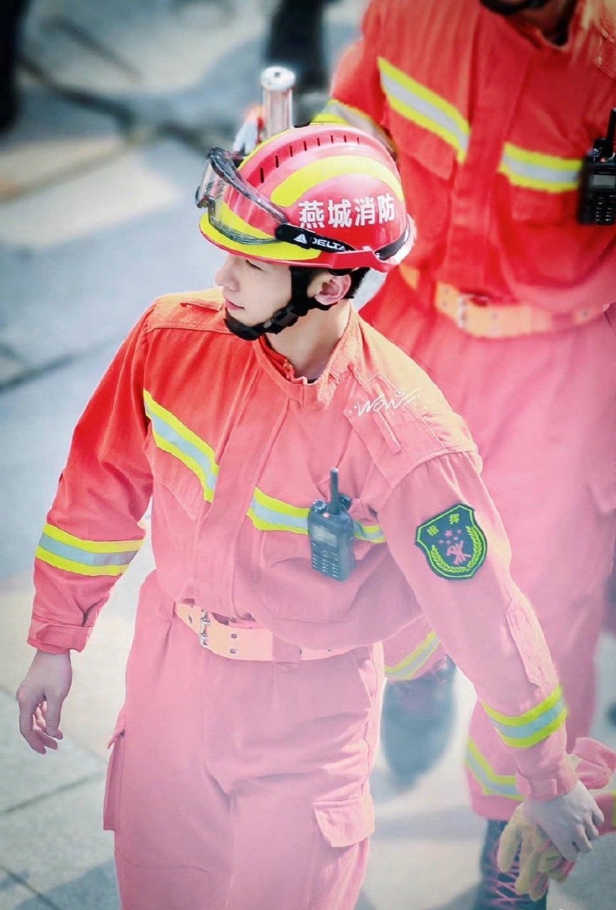 杨洋王楚然废墟救赎感剧照#期待《我的人间烟火》开播,双人剧照障现