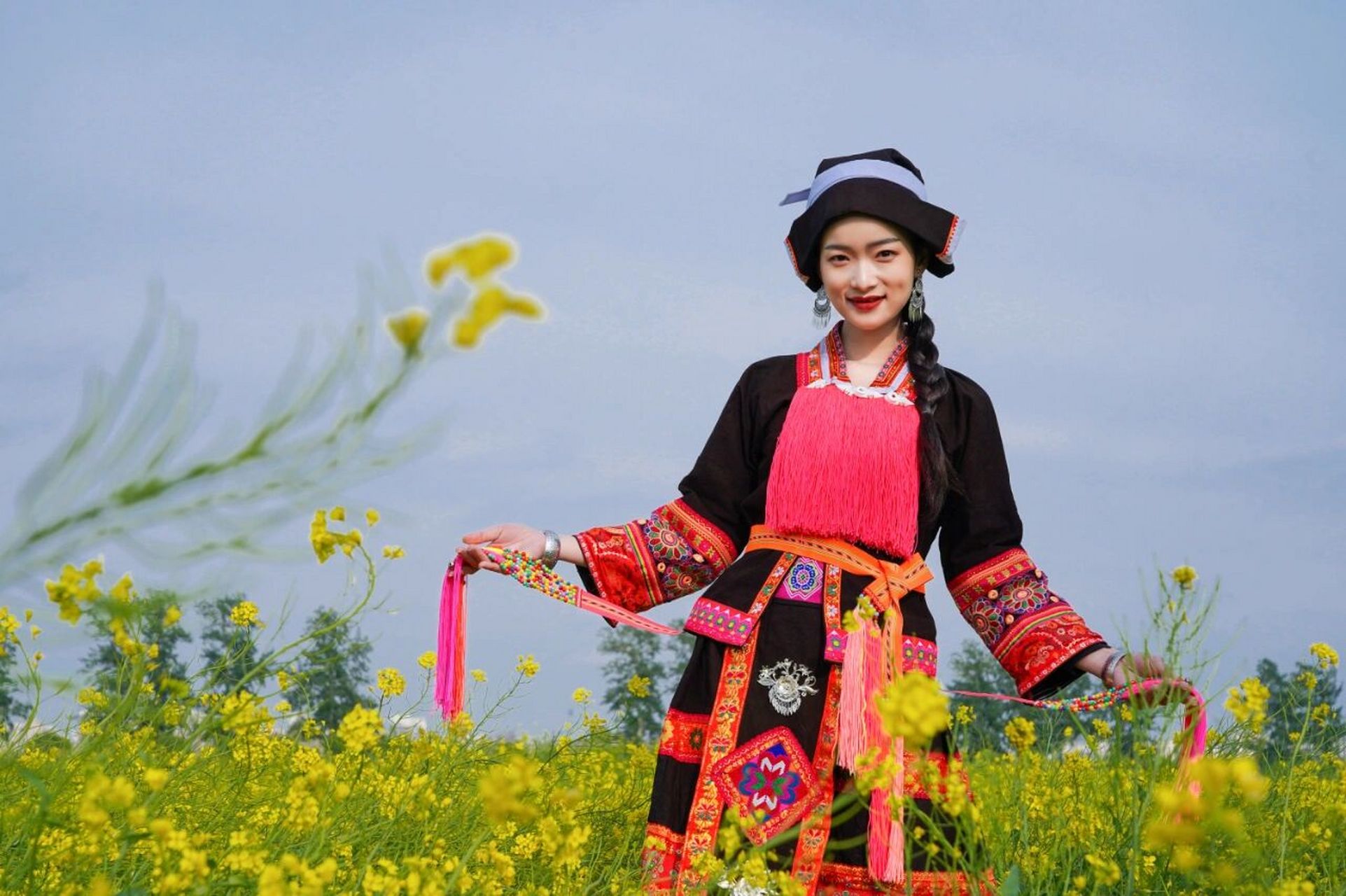 92蓝靛瑶简介: 蓝靛瑶,瑶族的一个支系,因穿着用蓝靛染的衣物而得名